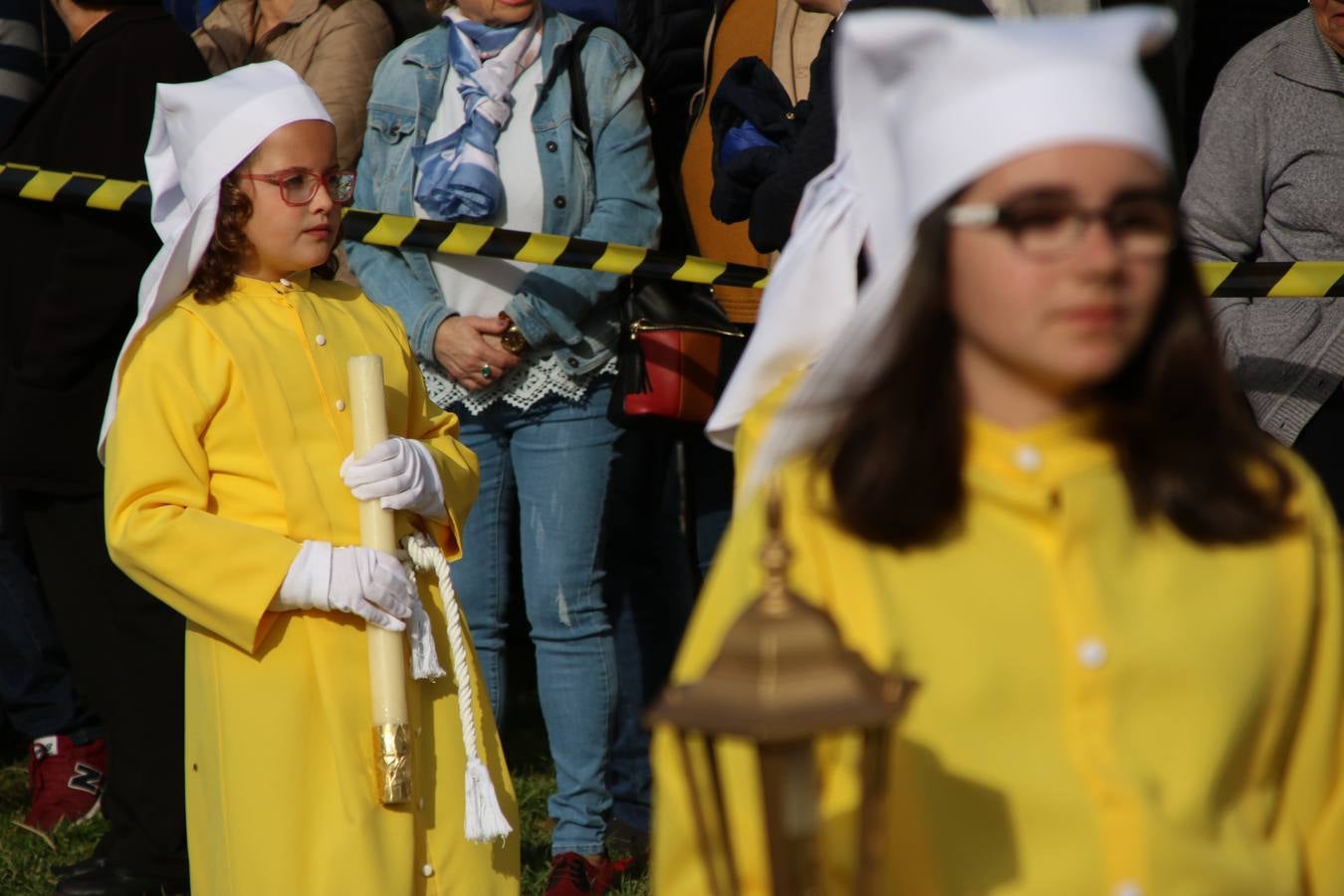 El Colegio «El Rodeo» celebró, ayer, una nueva edición de su Semana Santa infantil que, año tras año, se consolida como una de las citas imprescindibles del calendario cofrade jerezano. La iniciativa cuenta con la implicación de alumnos, padres y profesores, y muestra cómo los más pequeños comienzan a interiorizar los roles propios de quienes participan y hacen posible la Semana Santa del municipio: costaleros, capataces, nazarenos, agrupaciones musicales, mujeres ataviadas con mantilla negra, escoltas romanas, etc. La Agrupación Musical «Nuestro Padre Jesús Nazareno» y la Agrupación Musical «Maestro Sousa» de la OJE acompañaron con sus sones esta entrañable recreación.