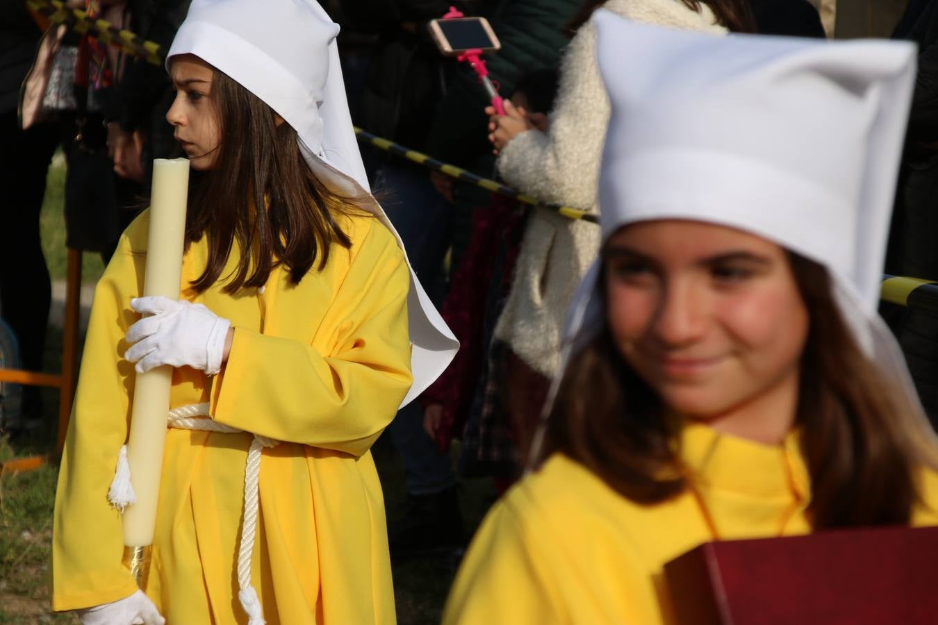 El Colegio «El Rodeo» celebró, ayer, una nueva edición de su Semana Santa infantil que, año tras año, se consolida como una de las citas imprescindibles del calendario cofrade jerezano. La iniciativa cuenta con la implicación de alumnos, padres y profesores, y muestra cómo los más pequeños comienzan a interiorizar los roles propios de quienes participan y hacen posible la Semana Santa del municipio: costaleros, capataces, nazarenos, agrupaciones musicales, mujeres ataviadas con mantilla negra, escoltas romanas, etc. La Agrupación Musical «Nuestro Padre Jesús Nazareno» y la Agrupación Musical «Maestro Sousa» de la OJE acompañaron con sus sones esta entrañable recreación.