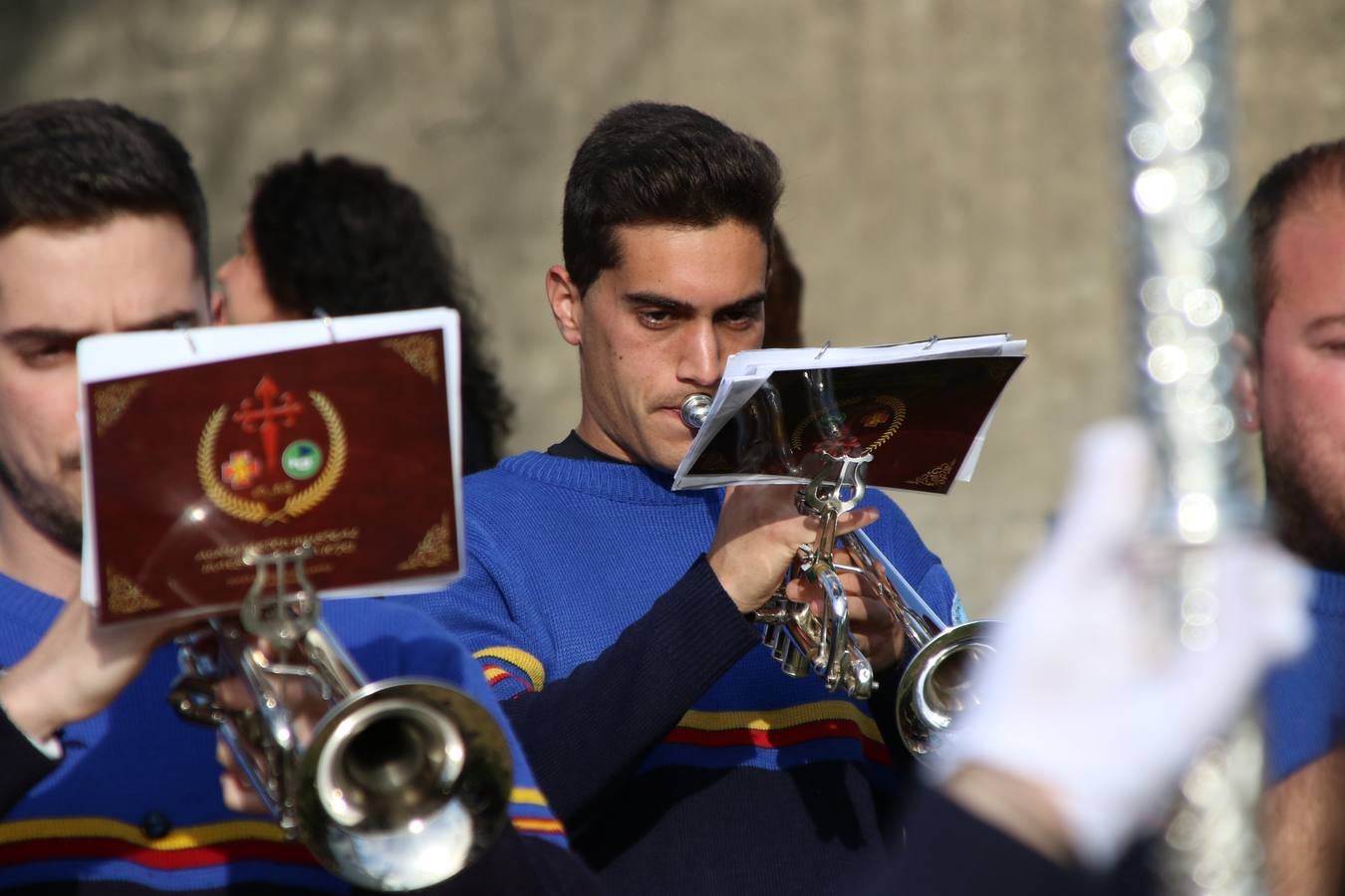 El Colegio «El Rodeo» celebró, ayer, una nueva edición de su Semana Santa infantil que, año tras año, se consolida como una de las citas imprescindibles del calendario cofrade jerezano. La iniciativa cuenta con la implicación de alumnos, padres y profesores, y muestra cómo los más pequeños comienzan a interiorizar los roles propios de quienes participan y hacen posible la Semana Santa del municipio: costaleros, capataces, nazarenos, agrupaciones musicales, mujeres ataviadas con mantilla negra, escoltas romanas, etc. La Agrupación Musical «Nuestro Padre Jesús Nazareno» y la Agrupación Musical «Maestro Sousa» de la OJE acompañaron con sus sones esta entrañable recreación.