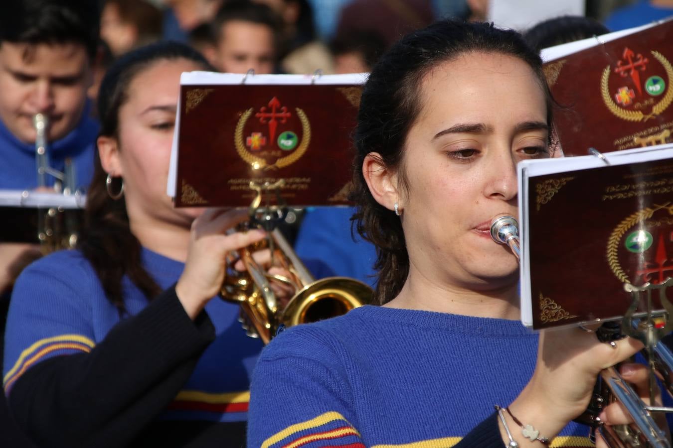 El Colegio «El Rodeo» celebró, ayer, una nueva edición de su Semana Santa infantil que, año tras año, se consolida como una de las citas imprescindibles del calendario cofrade jerezano. La iniciativa cuenta con la implicación de alumnos, padres y profesores, y muestra cómo los más pequeños comienzan a interiorizar los roles propios de quienes participan y hacen posible la Semana Santa del municipio: costaleros, capataces, nazarenos, agrupaciones musicales, mujeres ataviadas con mantilla negra, escoltas romanas, etc. La Agrupación Musical «Nuestro Padre Jesús Nazareno» y la Agrupación Musical «Maestro Sousa» de la OJE acompañaron con sus sones esta entrañable recreación.
