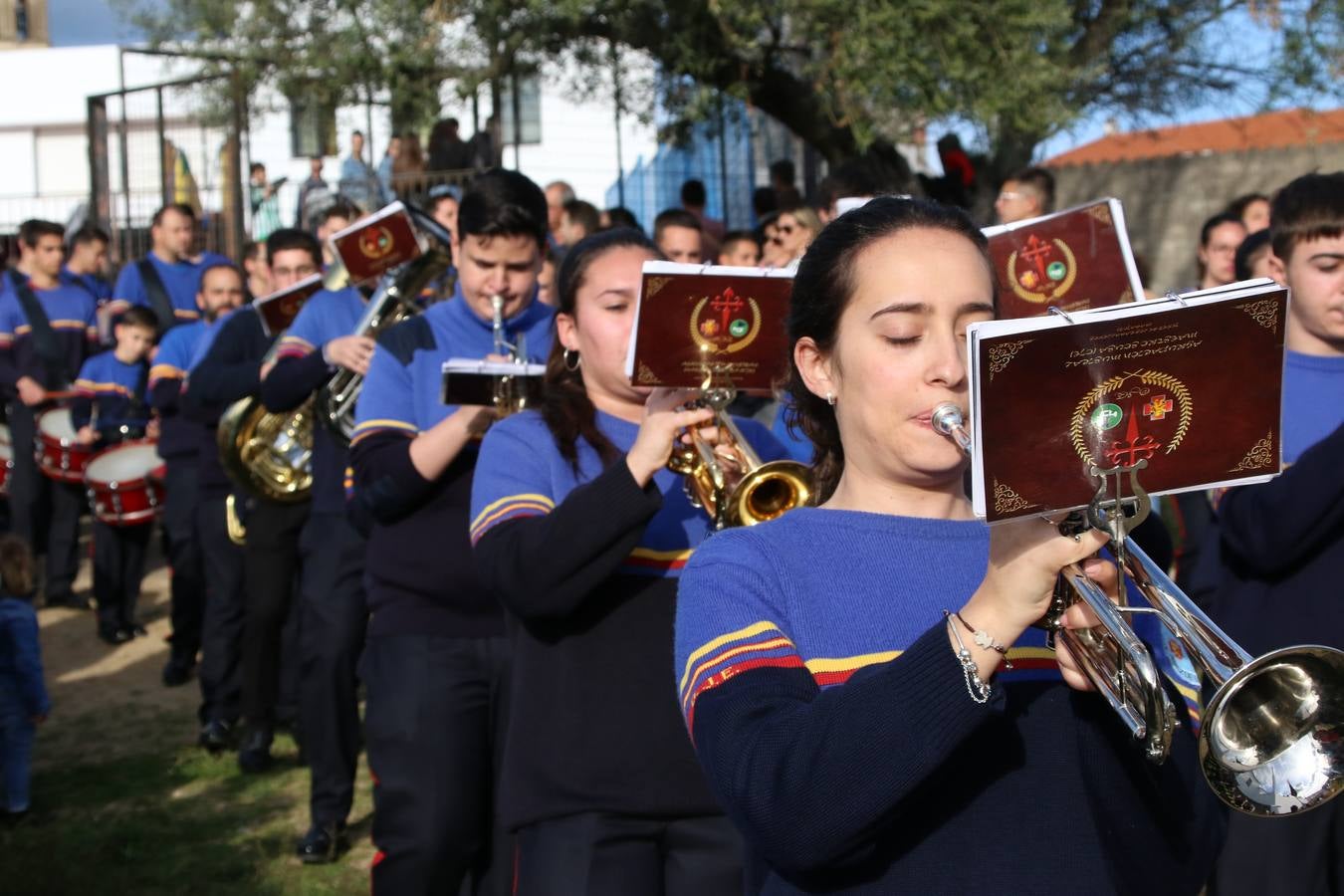 El Colegio «El Rodeo» celebró, ayer, una nueva edición de su Semana Santa infantil que, año tras año, se consolida como una de las citas imprescindibles del calendario cofrade jerezano. La iniciativa cuenta con la implicación de alumnos, padres y profesores, y muestra cómo los más pequeños comienzan a interiorizar los roles propios de quienes participan y hacen posible la Semana Santa del municipio: costaleros, capataces, nazarenos, agrupaciones musicales, mujeres ataviadas con mantilla negra, escoltas romanas, etc. La Agrupación Musical «Nuestro Padre Jesús Nazareno» y la Agrupación Musical «Maestro Sousa» de la OJE acompañaron con sus sones esta entrañable recreación.