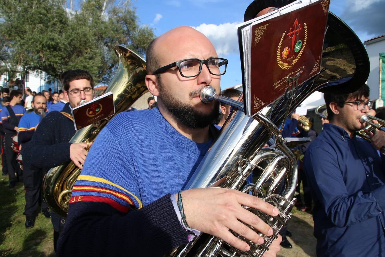 El Colegio «El Rodeo» celebró, ayer, una nueva edición de su Semana Santa infantil que, año tras año, se consolida como una de las citas imprescindibles del calendario cofrade jerezano. La iniciativa cuenta con la implicación de alumnos, padres y profesores, y muestra cómo los más pequeños comienzan a interiorizar los roles propios de quienes participan y hacen posible la Semana Santa del municipio: costaleros, capataces, nazarenos, agrupaciones musicales, mujeres ataviadas con mantilla negra, escoltas romanas, etc. La Agrupación Musical «Nuestro Padre Jesús Nazareno» y la Agrupación Musical «Maestro Sousa» de la OJE acompañaron con sus sones esta entrañable recreación.
