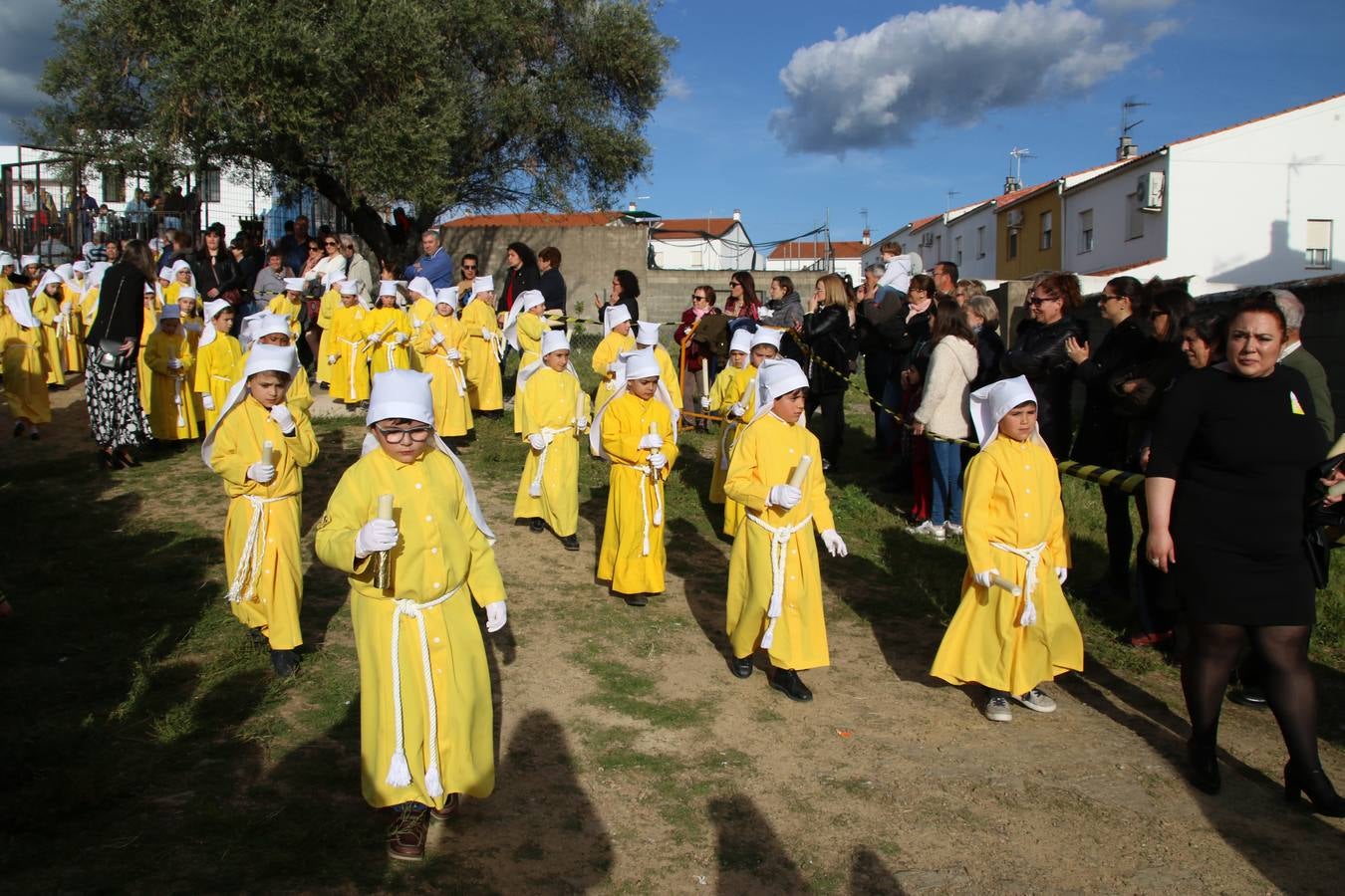 El Colegio «El Rodeo» celebró, ayer, una nueva edición de su Semana Santa infantil que, año tras año, se consolida como una de las citas imprescindibles del calendario cofrade jerezano. La iniciativa cuenta con la implicación de alumnos, padres y profesores, y muestra cómo los más pequeños comienzan a interiorizar los roles propios de quienes participan y hacen posible la Semana Santa del municipio: costaleros, capataces, nazarenos, agrupaciones musicales, mujeres ataviadas con mantilla negra, escoltas romanas, etc. La Agrupación Musical «Nuestro Padre Jesús Nazareno» y la Agrupación Musical «Maestro Sousa» de la OJE acompañaron con sus sones esta entrañable recreación.