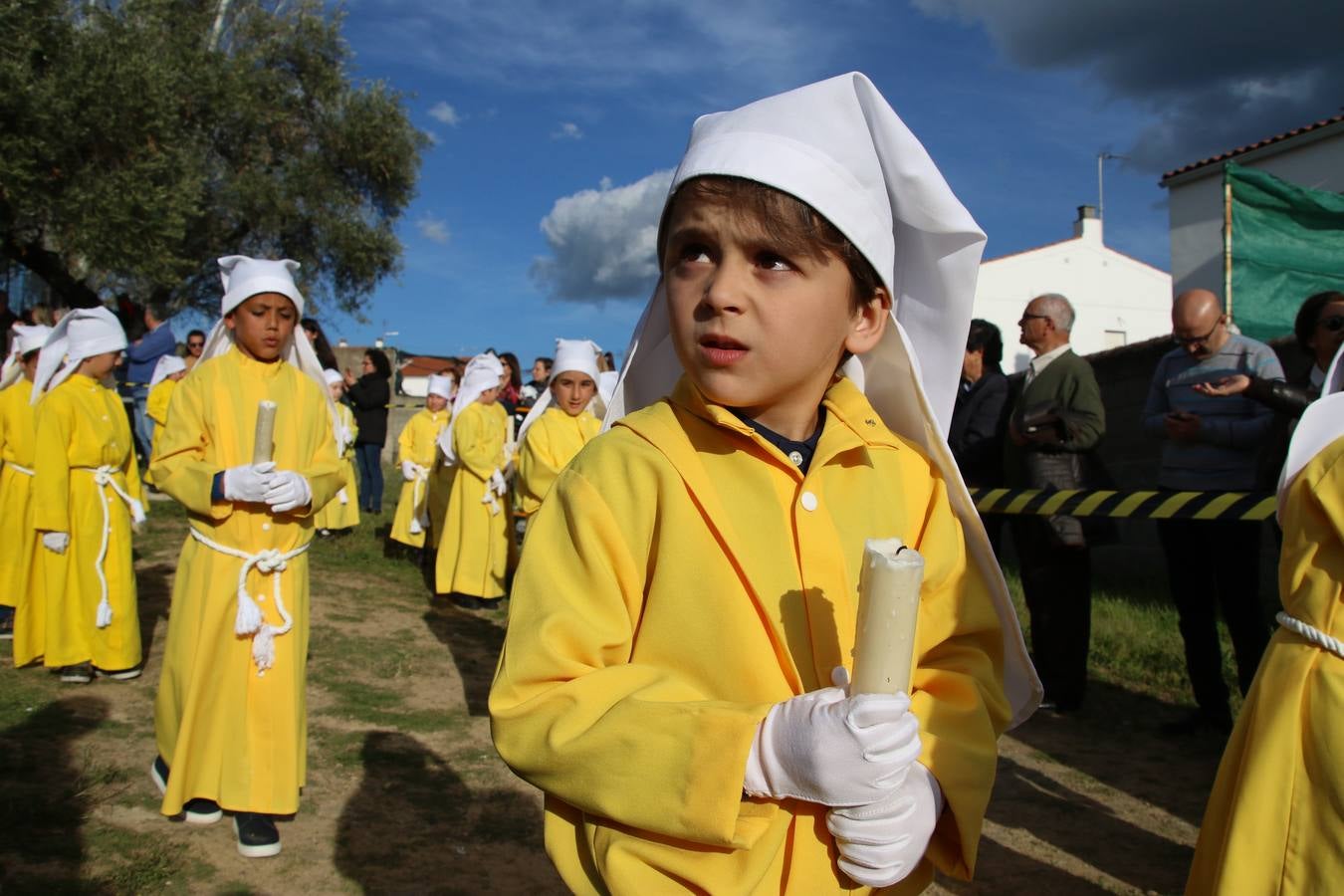 El Colegio «El Rodeo» celebró, ayer, una nueva edición de su Semana Santa infantil que, año tras año, se consolida como una de las citas imprescindibles del calendario cofrade jerezano. La iniciativa cuenta con la implicación de alumnos, padres y profesores, y muestra cómo los más pequeños comienzan a interiorizar los roles propios de quienes participan y hacen posible la Semana Santa del municipio: costaleros, capataces, nazarenos, agrupaciones musicales, mujeres ataviadas con mantilla negra, escoltas romanas, etc. La Agrupación Musical «Nuestro Padre Jesús Nazareno» y la Agrupación Musical «Maestro Sousa» de la OJE acompañaron con sus sones esta entrañable recreación.
