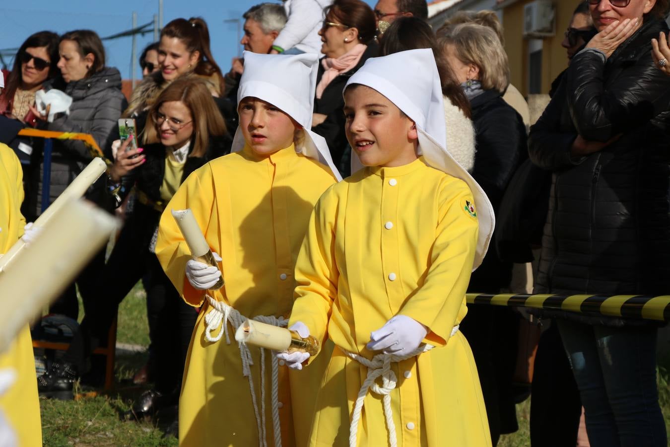 El Colegio «El Rodeo» celebró, ayer, una nueva edición de su Semana Santa infantil que, año tras año, se consolida como una de las citas imprescindibles del calendario cofrade jerezano. La iniciativa cuenta con la implicación de alumnos, padres y profesores, y muestra cómo los más pequeños comienzan a interiorizar los roles propios de quienes participan y hacen posible la Semana Santa del municipio: costaleros, capataces, nazarenos, agrupaciones musicales, mujeres ataviadas con mantilla negra, escoltas romanas, etc. La Agrupación Musical «Nuestro Padre Jesús Nazareno» y la Agrupación Musical «Maestro Sousa» de la OJE acompañaron con sus sones esta entrañable recreación.