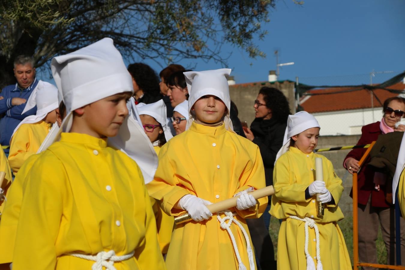 El Colegio «El Rodeo» celebró, ayer, una nueva edición de su Semana Santa infantil que, año tras año, se consolida como una de las citas imprescindibles del calendario cofrade jerezano. La iniciativa cuenta con la implicación de alumnos, padres y profesores, y muestra cómo los más pequeños comienzan a interiorizar los roles propios de quienes participan y hacen posible la Semana Santa del municipio: costaleros, capataces, nazarenos, agrupaciones musicales, mujeres ataviadas con mantilla negra, escoltas romanas, etc. La Agrupación Musical «Nuestro Padre Jesús Nazareno» y la Agrupación Musical «Maestro Sousa» de la OJE acompañaron con sus sones esta entrañable recreación.