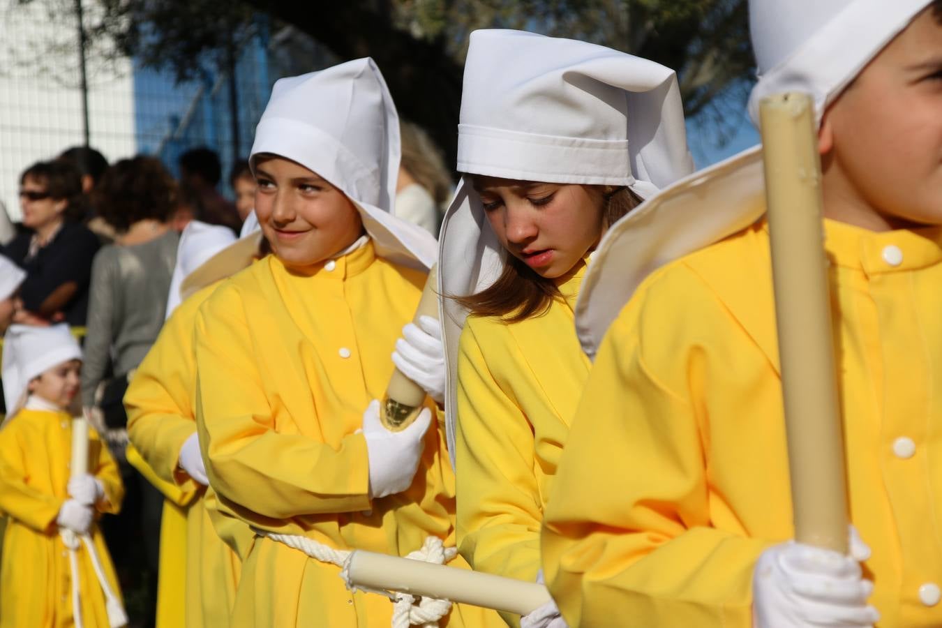 El Colegio «El Rodeo» celebró, ayer, una nueva edición de su Semana Santa infantil que, año tras año, se consolida como una de las citas imprescindibles del calendario cofrade jerezano. La iniciativa cuenta con la implicación de alumnos, padres y profesores, y muestra cómo los más pequeños comienzan a interiorizar los roles propios de quienes participan y hacen posible la Semana Santa del municipio: costaleros, capataces, nazarenos, agrupaciones musicales, mujeres ataviadas con mantilla negra, escoltas romanas, etc. La Agrupación Musical «Nuestro Padre Jesús Nazareno» y la Agrupación Musical «Maestro Sousa» de la OJE acompañaron con sus sones esta entrañable recreación.