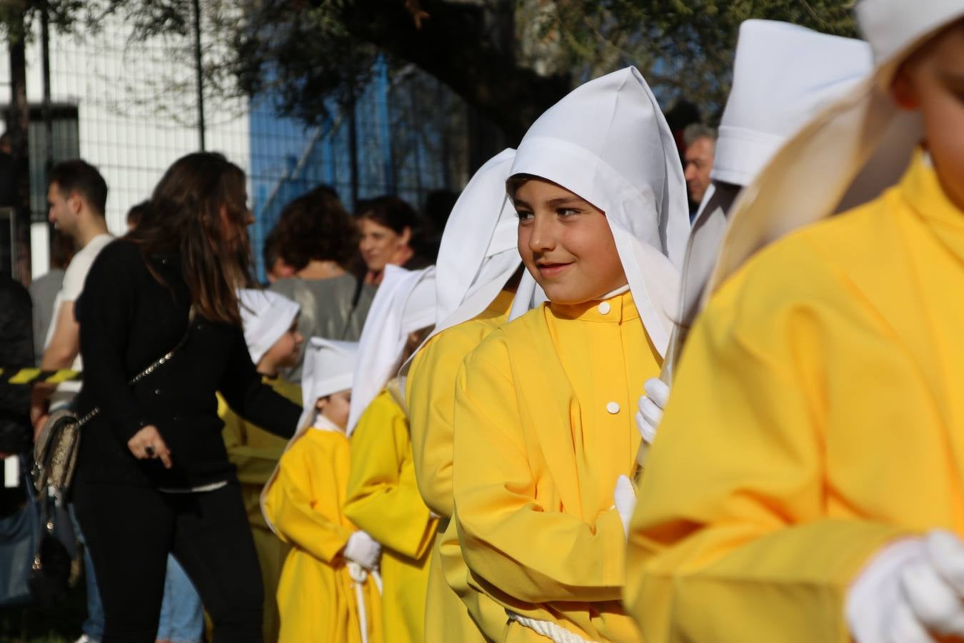 El Colegio «El Rodeo» celebró, ayer, una nueva edición de su Semana Santa infantil que, año tras año, se consolida como una de las citas imprescindibles del calendario cofrade jerezano. La iniciativa cuenta con la implicación de alumnos, padres y profesores, y muestra cómo los más pequeños comienzan a interiorizar los roles propios de quienes participan y hacen posible la Semana Santa del municipio: costaleros, capataces, nazarenos, agrupaciones musicales, mujeres ataviadas con mantilla negra, escoltas romanas, etc. La Agrupación Musical «Nuestro Padre Jesús Nazareno» y la Agrupación Musical «Maestro Sousa» de la OJE acompañaron con sus sones esta entrañable recreación.