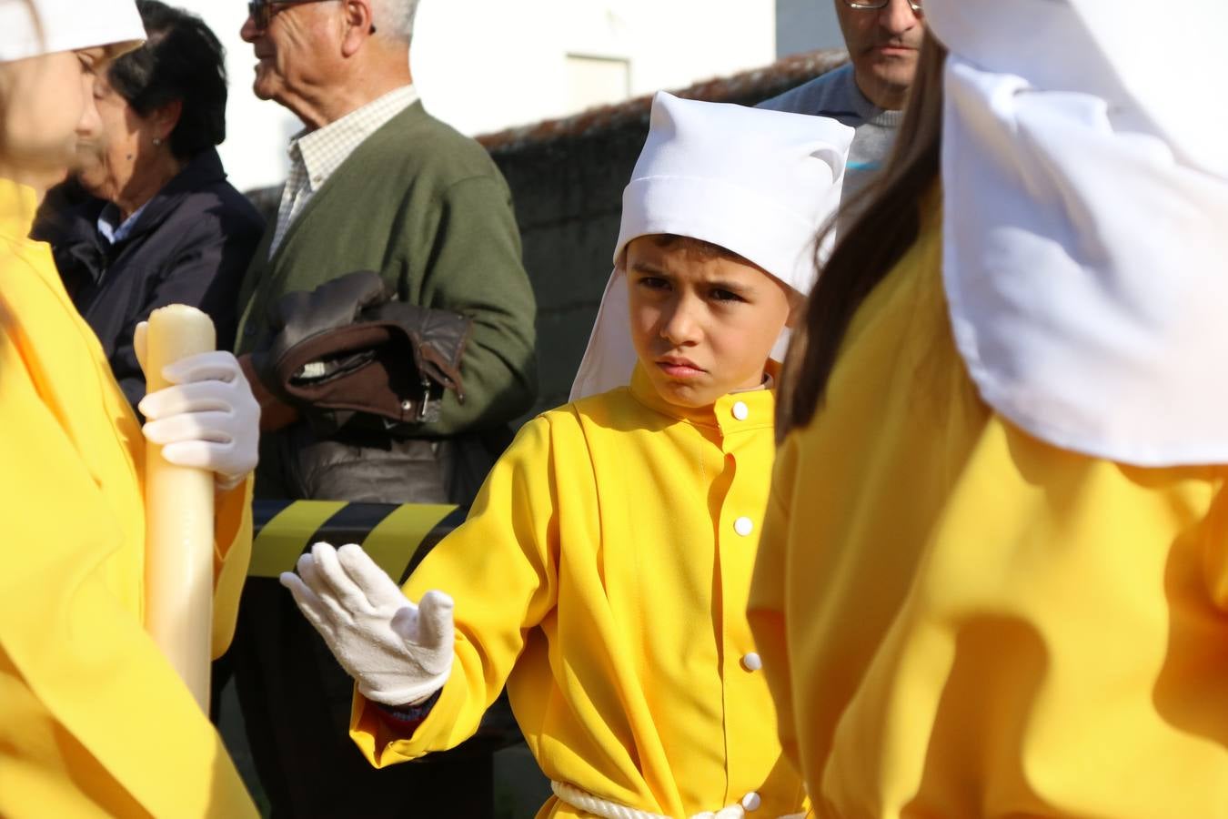 El Colegio «El Rodeo» celebró, ayer, una nueva edición de su Semana Santa infantil que, año tras año, se consolida como una de las citas imprescindibles del calendario cofrade jerezano. La iniciativa cuenta con la implicación de alumnos, padres y profesores, y muestra cómo los más pequeños comienzan a interiorizar los roles propios de quienes participan y hacen posible la Semana Santa del municipio: costaleros, capataces, nazarenos, agrupaciones musicales, mujeres ataviadas con mantilla negra, escoltas romanas, etc. La Agrupación Musical «Nuestro Padre Jesús Nazareno» y la Agrupación Musical «Maestro Sousa» de la OJE acompañaron con sus sones esta entrañable recreación.