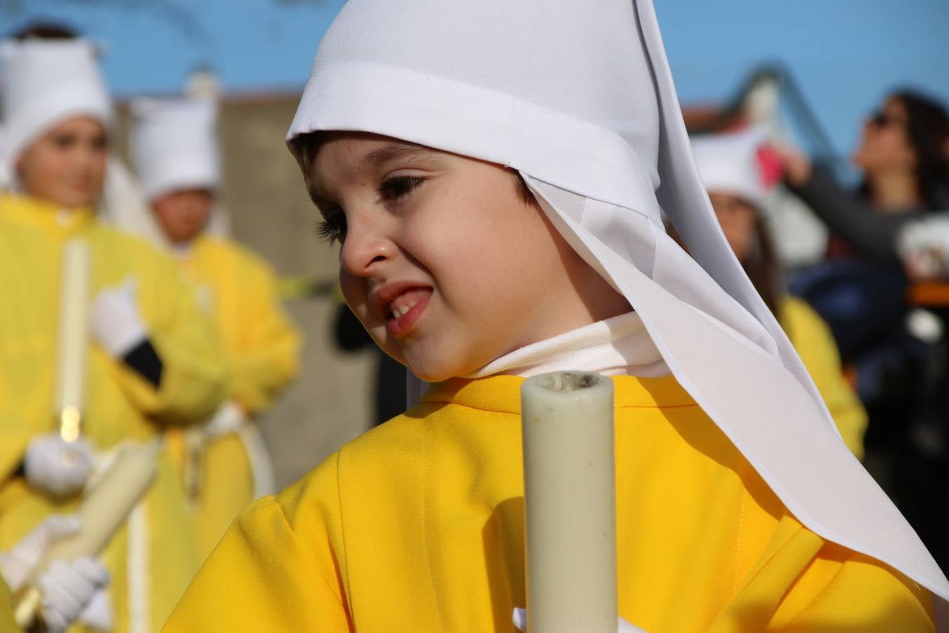 El Colegio «El Rodeo» celebró, ayer, una nueva edición de su Semana Santa infantil que, año tras año, se consolida como una de las citas imprescindibles del calendario cofrade jerezano. La iniciativa cuenta con la implicación de alumnos, padres y profesores, y muestra cómo los más pequeños comienzan a interiorizar los roles propios de quienes participan y hacen posible la Semana Santa del municipio: costaleros, capataces, nazarenos, agrupaciones musicales, mujeres ataviadas con mantilla negra, escoltas romanas, etc. La Agrupación Musical «Nuestro Padre Jesús Nazareno» y la Agrupación Musical «Maestro Sousa» de la OJE acompañaron con sus sones esta entrañable recreación.