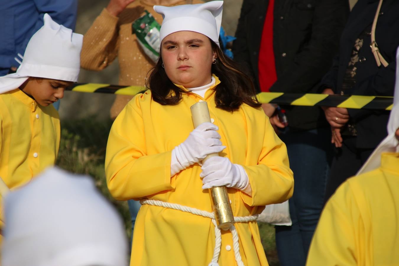 El Colegio «El Rodeo» celebró, ayer, una nueva edición de su Semana Santa infantil que, año tras año, se consolida como una de las citas imprescindibles del calendario cofrade jerezano. La iniciativa cuenta con la implicación de alumnos, padres y profesores, y muestra cómo los más pequeños comienzan a interiorizar los roles propios de quienes participan y hacen posible la Semana Santa del municipio: costaleros, capataces, nazarenos, agrupaciones musicales, mujeres ataviadas con mantilla negra, escoltas romanas, etc. La Agrupación Musical «Nuestro Padre Jesús Nazareno» y la Agrupación Musical «Maestro Sousa» de la OJE acompañaron con sus sones esta entrañable recreación.