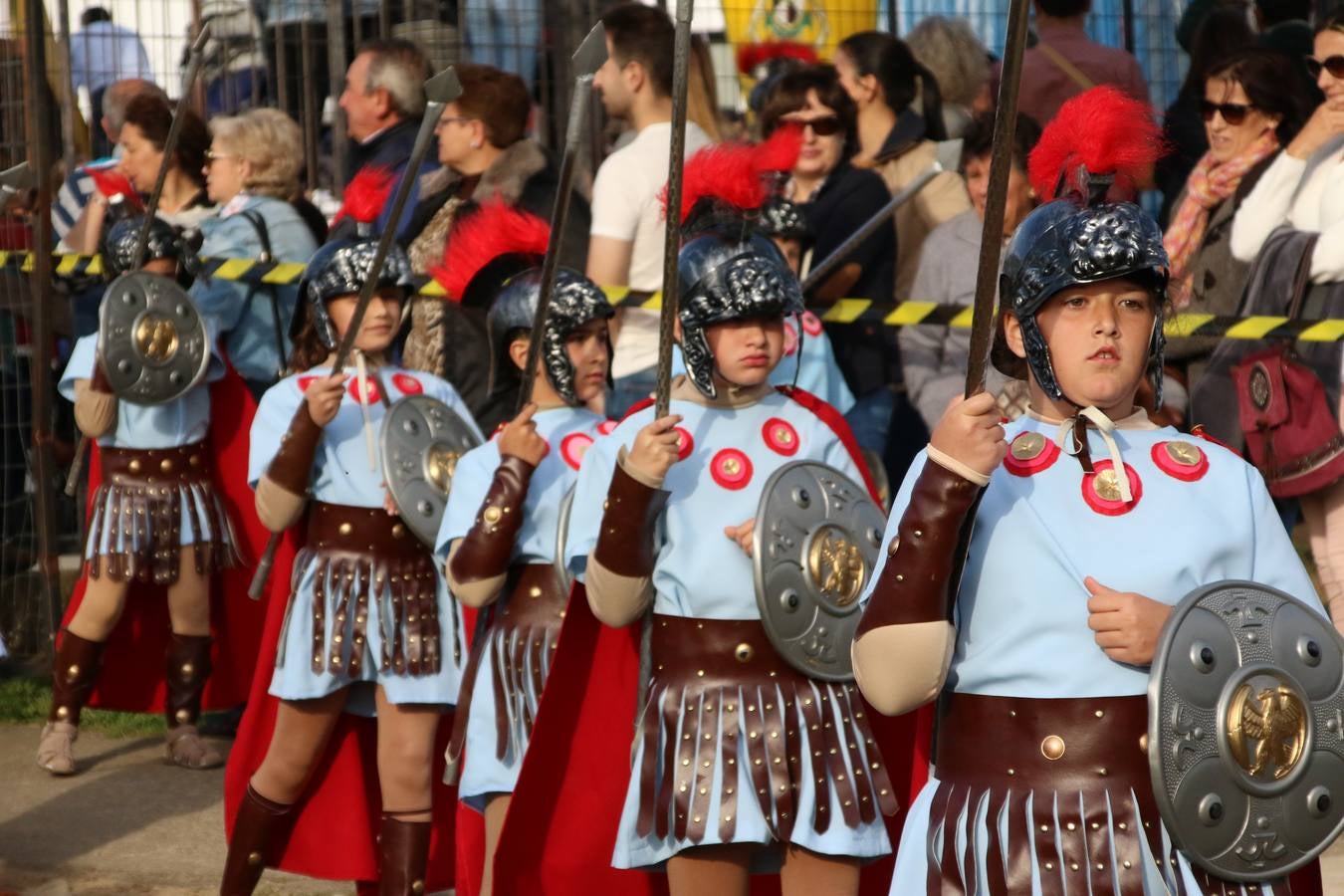 El Colegio «El Rodeo» celebró, ayer, una nueva edición de su Semana Santa infantil que, año tras año, se consolida como una de las citas imprescindibles del calendario cofrade jerezano. La iniciativa cuenta con la implicación de alumnos, padres y profesores, y muestra cómo los más pequeños comienzan a interiorizar los roles propios de quienes participan y hacen posible la Semana Santa del municipio: costaleros, capataces, nazarenos, agrupaciones musicales, mujeres ataviadas con mantilla negra, escoltas romanas, etc. La Agrupación Musical «Nuestro Padre Jesús Nazareno» y la Agrupación Musical «Maestro Sousa» de la OJE acompañaron con sus sones esta entrañable recreación.