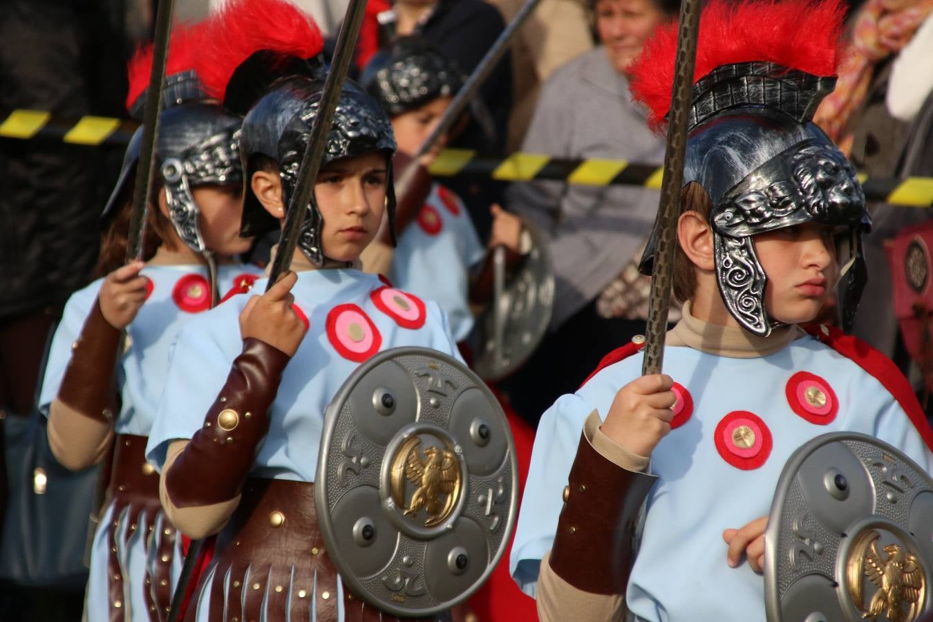 El Colegio «El Rodeo» celebró, ayer, una nueva edición de su Semana Santa infantil que, año tras año, se consolida como una de las citas imprescindibles del calendario cofrade jerezano. La iniciativa cuenta con la implicación de alumnos, padres y profesores, y muestra cómo los más pequeños comienzan a interiorizar los roles propios de quienes participan y hacen posible la Semana Santa del municipio: costaleros, capataces, nazarenos, agrupaciones musicales, mujeres ataviadas con mantilla negra, escoltas romanas, etc. La Agrupación Musical «Nuestro Padre Jesús Nazareno» y la Agrupación Musical «Maestro Sousa» de la OJE acompañaron con sus sones esta entrañable recreación.