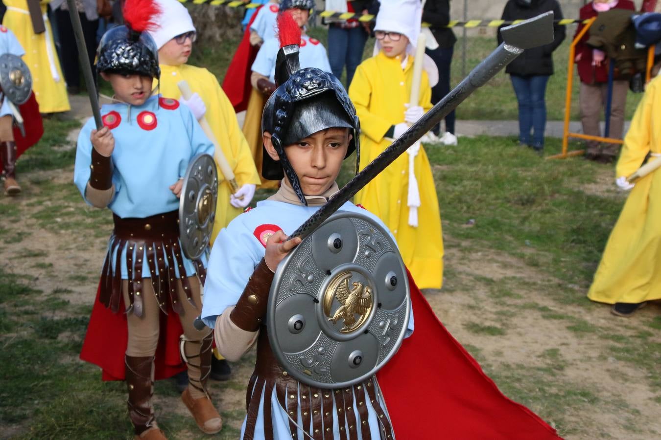 El Colegio «El Rodeo» celebró, ayer, una nueva edición de su Semana Santa infantil que, año tras año, se consolida como una de las citas imprescindibles del calendario cofrade jerezano. La iniciativa cuenta con la implicación de alumnos, padres y profesores, y muestra cómo los más pequeños comienzan a interiorizar los roles propios de quienes participan y hacen posible la Semana Santa del municipio: costaleros, capataces, nazarenos, agrupaciones musicales, mujeres ataviadas con mantilla negra, escoltas romanas, etc. La Agrupación Musical «Nuestro Padre Jesús Nazareno» y la Agrupación Musical «Maestro Sousa» de la OJE acompañaron con sus sones esta entrañable recreación.