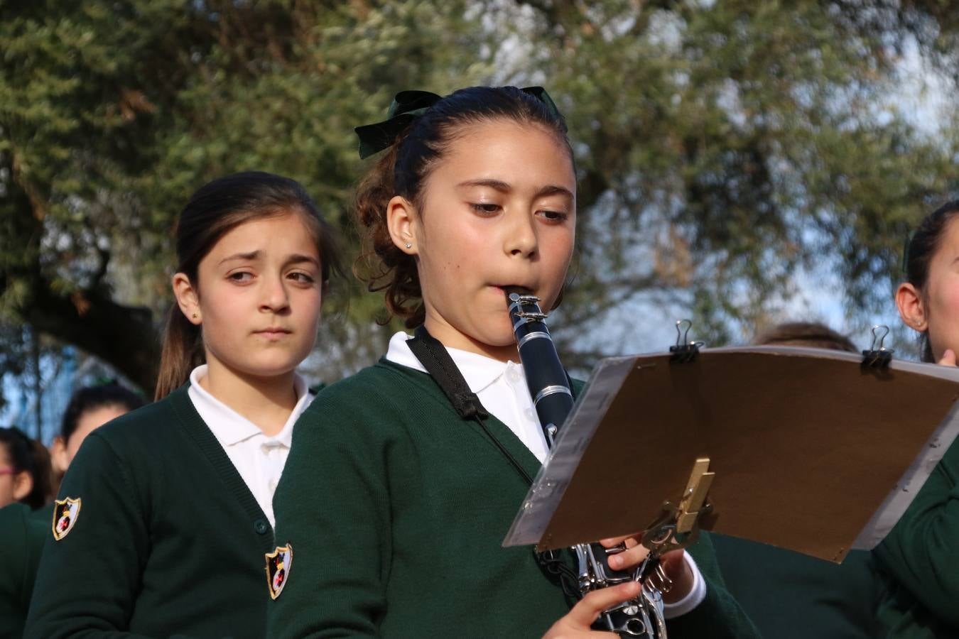 El Colegio «El Rodeo» celebró, ayer, una nueva edición de su Semana Santa infantil que, año tras año, se consolida como una de las citas imprescindibles del calendario cofrade jerezano. La iniciativa cuenta con la implicación de alumnos, padres y profesores, y muestra cómo los más pequeños comienzan a interiorizar los roles propios de quienes participan y hacen posible la Semana Santa del municipio: costaleros, capataces, nazarenos, agrupaciones musicales, mujeres ataviadas con mantilla negra, escoltas romanas, etc. La Agrupación Musical «Nuestro Padre Jesús Nazareno» y la Agrupación Musical «Maestro Sousa» de la OJE acompañaron con sus sones esta entrañable recreación.