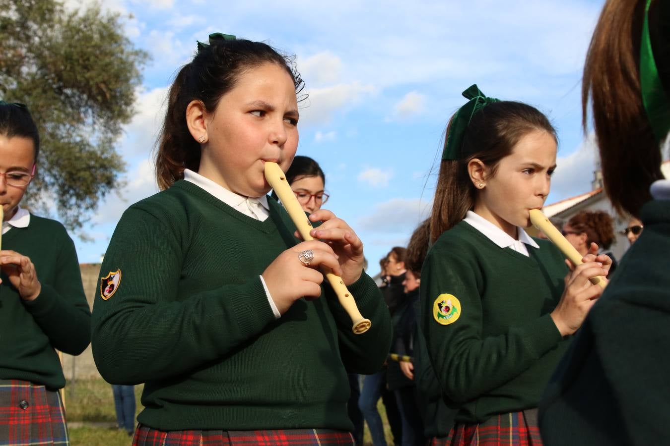 El Colegio «El Rodeo» celebró, ayer, una nueva edición de su Semana Santa infantil que, año tras año, se consolida como una de las citas imprescindibles del calendario cofrade jerezano. La iniciativa cuenta con la implicación de alumnos, padres y profesores, y muestra cómo los más pequeños comienzan a interiorizar los roles propios de quienes participan y hacen posible la Semana Santa del municipio: costaleros, capataces, nazarenos, agrupaciones musicales, mujeres ataviadas con mantilla negra, escoltas romanas, etc. La Agrupación Musical «Nuestro Padre Jesús Nazareno» y la Agrupación Musical «Maestro Sousa» de la OJE acompañaron con sus sones esta entrañable recreación.