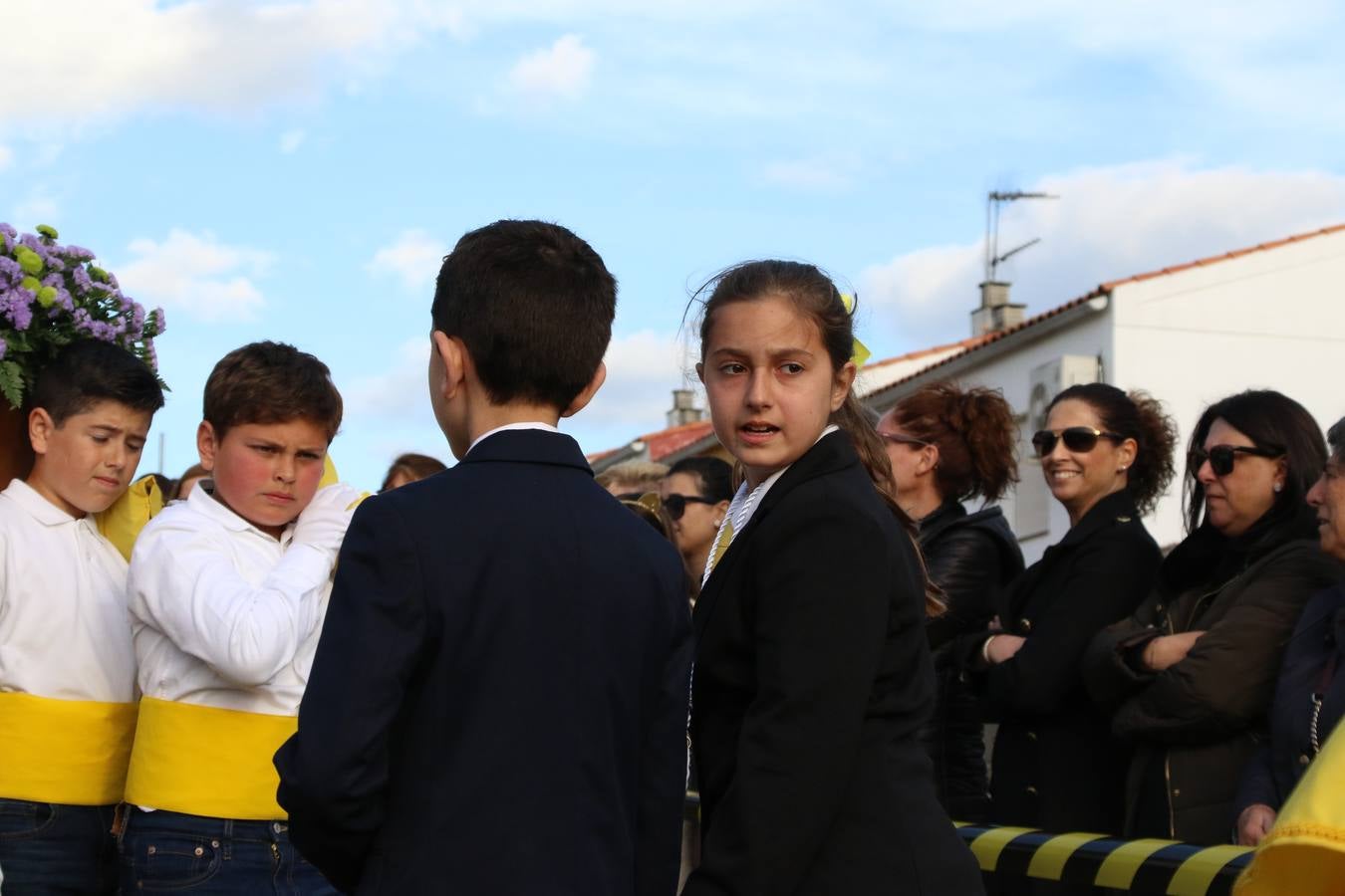 El Colegio «El Rodeo» celebró, ayer, una nueva edición de su Semana Santa infantil que, año tras año, se consolida como una de las citas imprescindibles del calendario cofrade jerezano. La iniciativa cuenta con la implicación de alumnos, padres y profesores, y muestra cómo los más pequeños comienzan a interiorizar los roles propios de quienes participan y hacen posible la Semana Santa del municipio: costaleros, capataces, nazarenos, agrupaciones musicales, mujeres ataviadas con mantilla negra, escoltas romanas, etc. La Agrupación Musical «Nuestro Padre Jesús Nazareno» y la Agrupación Musical «Maestro Sousa» de la OJE acompañaron con sus sones esta entrañable recreación.