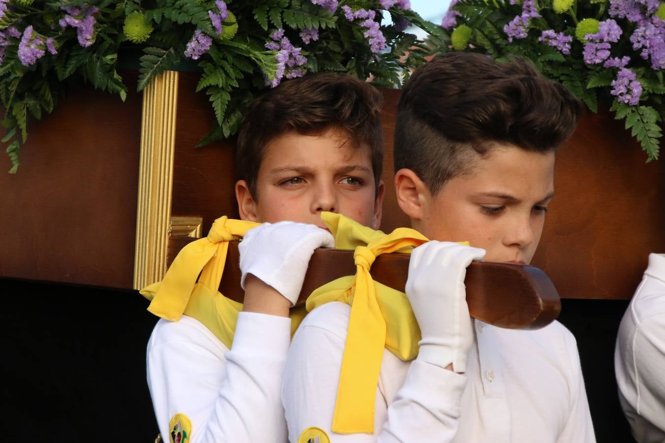 El Colegio «El Rodeo» celebró, ayer, una nueva edición de su Semana Santa infantil que, año tras año, se consolida como una de las citas imprescindibles del calendario cofrade jerezano. La iniciativa cuenta con la implicación de alumnos, padres y profesores, y muestra cómo los más pequeños comienzan a interiorizar los roles propios de quienes participan y hacen posible la Semana Santa del municipio: costaleros, capataces, nazarenos, agrupaciones musicales, mujeres ataviadas con mantilla negra, escoltas romanas, etc. La Agrupación Musical «Nuestro Padre Jesús Nazareno» y la Agrupación Musical «Maestro Sousa» de la OJE acompañaron con sus sones esta entrañable recreación.