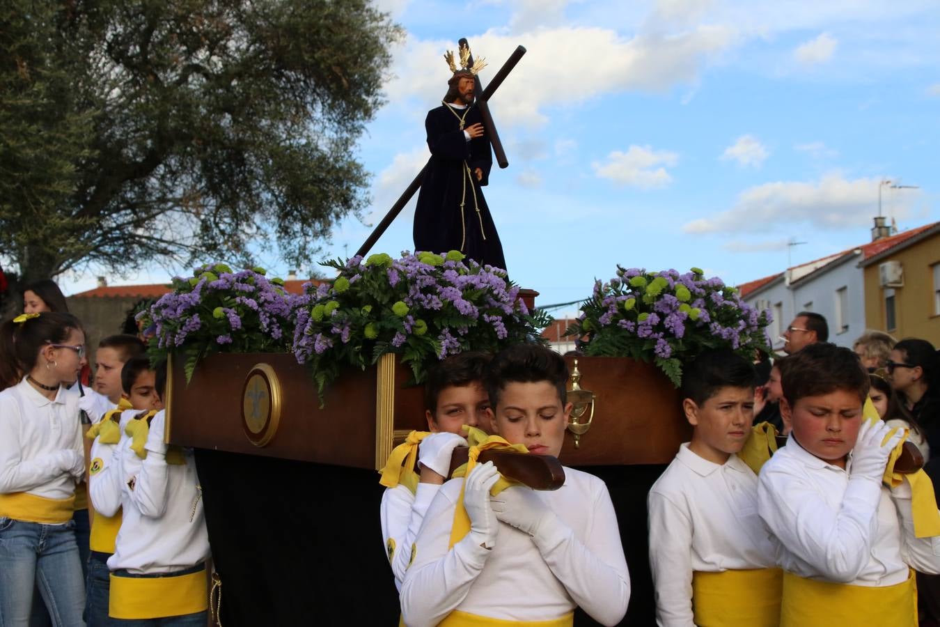 El Colegio «El Rodeo» celebró, ayer, una nueva edición de su Semana Santa infantil que, año tras año, se consolida como una de las citas imprescindibles del calendario cofrade jerezano. La iniciativa cuenta con la implicación de alumnos, padres y profesores, y muestra cómo los más pequeños comienzan a interiorizar los roles propios de quienes participan y hacen posible la Semana Santa del municipio: costaleros, capataces, nazarenos, agrupaciones musicales, mujeres ataviadas con mantilla negra, escoltas romanas, etc. La Agrupación Musical «Nuestro Padre Jesús Nazareno» y la Agrupación Musical «Maestro Sousa» de la OJE acompañaron con sus sones esta entrañable recreación.