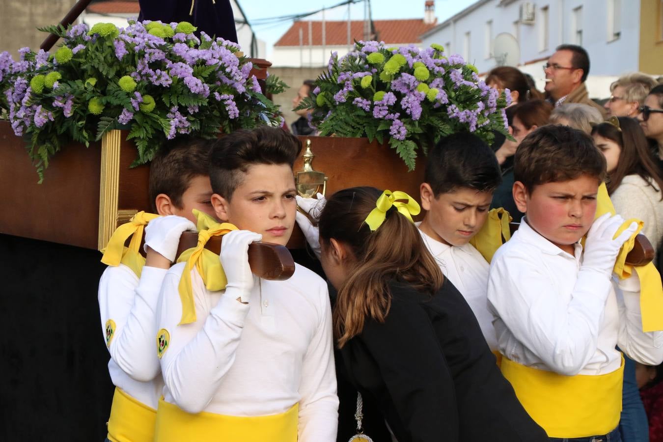 El Colegio «El Rodeo» celebró, ayer, una nueva edición de su Semana Santa infantil que, año tras año, se consolida como una de las citas imprescindibles del calendario cofrade jerezano. La iniciativa cuenta con la implicación de alumnos, padres y profesores, y muestra cómo los más pequeños comienzan a interiorizar los roles propios de quienes participan y hacen posible la Semana Santa del municipio: costaleros, capataces, nazarenos, agrupaciones musicales, mujeres ataviadas con mantilla negra, escoltas romanas, etc. La Agrupación Musical «Nuestro Padre Jesús Nazareno» y la Agrupación Musical «Maestro Sousa» de la OJE acompañaron con sus sones esta entrañable recreación.