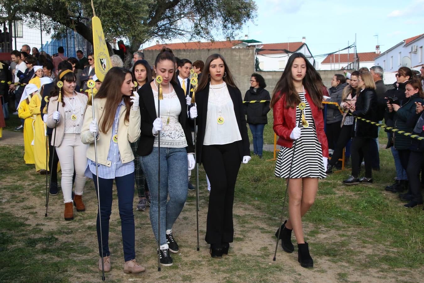 El Colegio «El Rodeo» celebró, ayer, una nueva edición de su Semana Santa infantil que, año tras año, se consolida como una de las citas imprescindibles del calendario cofrade jerezano. La iniciativa cuenta con la implicación de alumnos, padres y profesores, y muestra cómo los más pequeños comienzan a interiorizar los roles propios de quienes participan y hacen posible la Semana Santa del municipio: costaleros, capataces, nazarenos, agrupaciones musicales, mujeres ataviadas con mantilla negra, escoltas romanas, etc. La Agrupación Musical «Nuestro Padre Jesús Nazareno» y la Agrupación Musical «Maestro Sousa» de la OJE acompañaron con sus sones esta entrañable recreación.