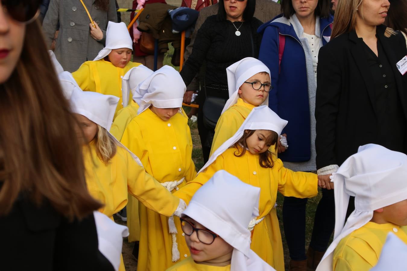 El Colegio «El Rodeo» celebró, ayer, una nueva edición de su Semana Santa infantil que, año tras año, se consolida como una de las citas imprescindibles del calendario cofrade jerezano. La iniciativa cuenta con la implicación de alumnos, padres y profesores, y muestra cómo los más pequeños comienzan a interiorizar los roles propios de quienes participan y hacen posible la Semana Santa del municipio: costaleros, capataces, nazarenos, agrupaciones musicales, mujeres ataviadas con mantilla negra, escoltas romanas, etc. La Agrupación Musical «Nuestro Padre Jesús Nazareno» y la Agrupación Musical «Maestro Sousa» de la OJE acompañaron con sus sones esta entrañable recreación.