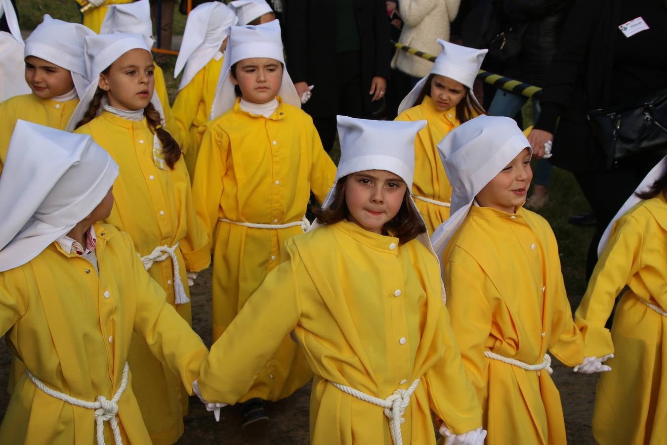 El Colegio «El Rodeo» celebró, ayer, una nueva edición de su Semana Santa infantil que, año tras año, se consolida como una de las citas imprescindibles del calendario cofrade jerezano. La iniciativa cuenta con la implicación de alumnos, padres y profesores, y muestra cómo los más pequeños comienzan a interiorizar los roles propios de quienes participan y hacen posible la Semana Santa del municipio: costaleros, capataces, nazarenos, agrupaciones musicales, mujeres ataviadas con mantilla negra, escoltas romanas, etc. La Agrupación Musical «Nuestro Padre Jesús Nazareno» y la Agrupación Musical «Maestro Sousa» de la OJE acompañaron con sus sones esta entrañable recreación.