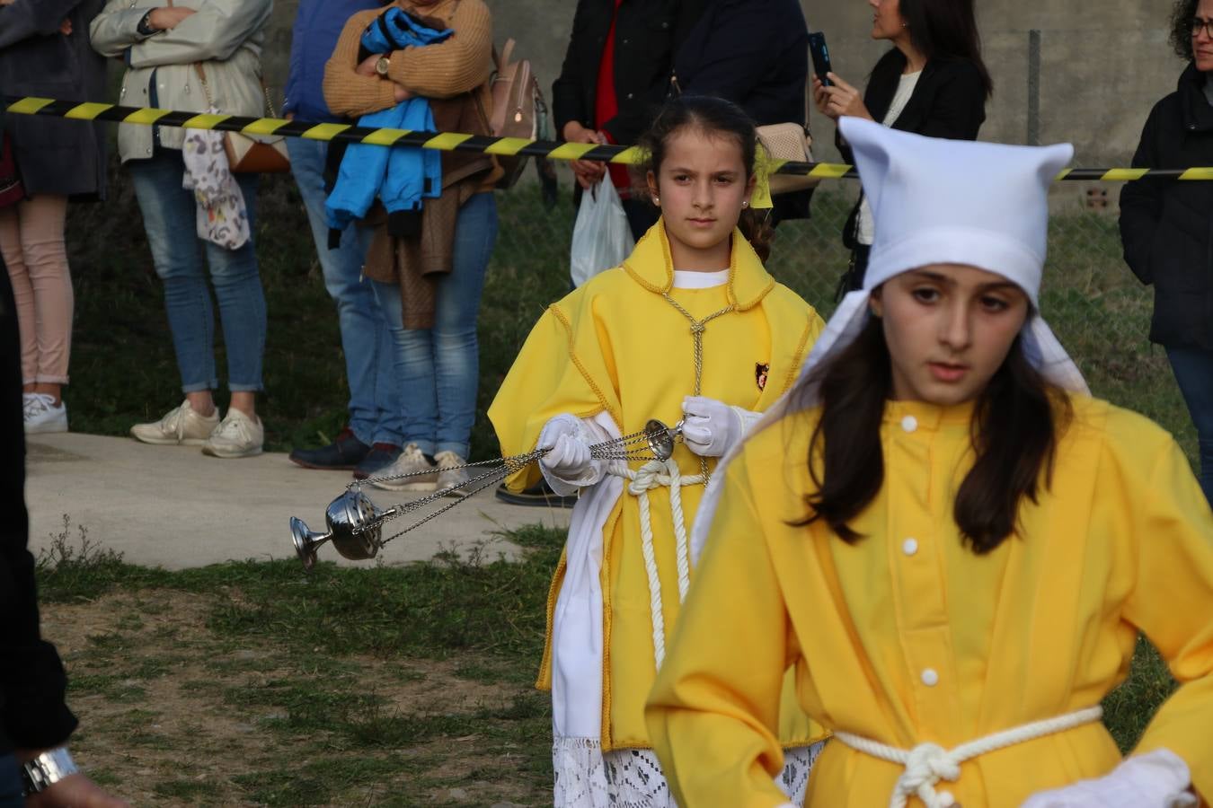 El Colegio «El Rodeo» celebró, ayer, una nueva edición de su Semana Santa infantil que, año tras año, se consolida como una de las citas imprescindibles del calendario cofrade jerezano. La iniciativa cuenta con la implicación de alumnos, padres y profesores, y muestra cómo los más pequeños comienzan a interiorizar los roles propios de quienes participan y hacen posible la Semana Santa del municipio: costaleros, capataces, nazarenos, agrupaciones musicales, mujeres ataviadas con mantilla negra, escoltas romanas, etc. La Agrupación Musical «Nuestro Padre Jesús Nazareno» y la Agrupación Musical «Maestro Sousa» de la OJE acompañaron con sus sones esta entrañable recreación.