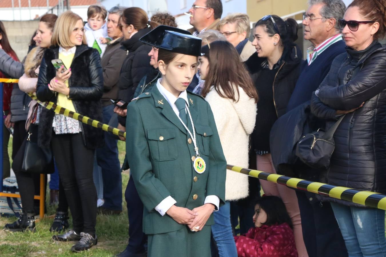 El Colegio «El Rodeo» celebró, ayer, una nueva edición de su Semana Santa infantil que, año tras año, se consolida como una de las citas imprescindibles del calendario cofrade jerezano. La iniciativa cuenta con la implicación de alumnos, padres y profesores, y muestra cómo los más pequeños comienzan a interiorizar los roles propios de quienes participan y hacen posible la Semana Santa del municipio: costaleros, capataces, nazarenos, agrupaciones musicales, mujeres ataviadas con mantilla negra, escoltas romanas, etc. La Agrupación Musical «Nuestro Padre Jesús Nazareno» y la Agrupación Musical «Maestro Sousa» de la OJE acompañaron con sus sones esta entrañable recreación.