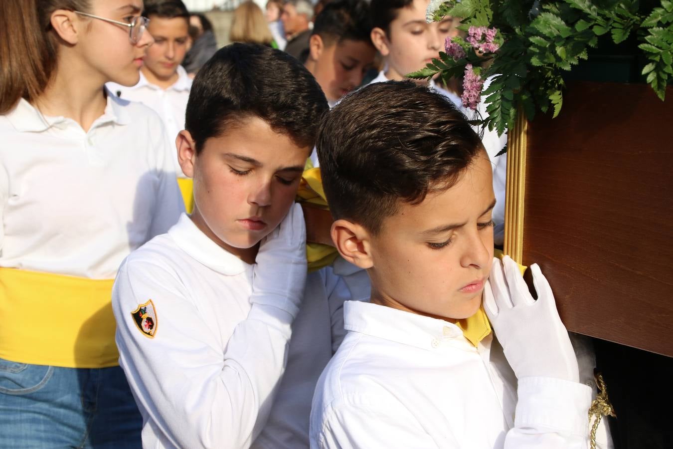 El Colegio «El Rodeo» celebró, ayer, una nueva edición de su Semana Santa infantil que, año tras año, se consolida como una de las citas imprescindibles del calendario cofrade jerezano. La iniciativa cuenta con la implicación de alumnos, padres y profesores, y muestra cómo los más pequeños comienzan a interiorizar los roles propios de quienes participan y hacen posible la Semana Santa del municipio: costaleros, capataces, nazarenos, agrupaciones musicales, mujeres ataviadas con mantilla negra, escoltas romanas, etc. La Agrupación Musical «Nuestro Padre Jesús Nazareno» y la Agrupación Musical «Maestro Sousa» de la OJE acompañaron con sus sones esta entrañable recreación.