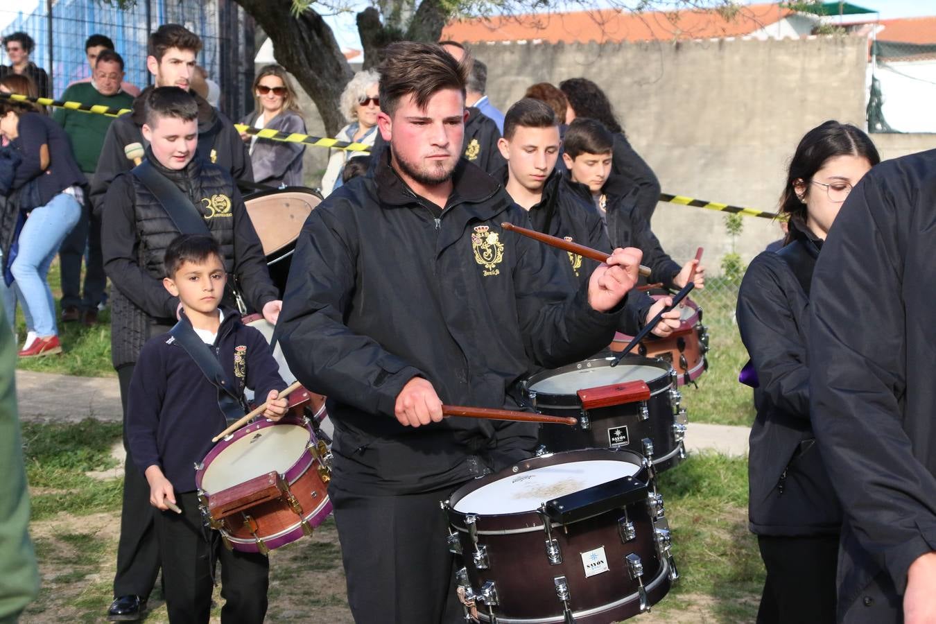 El Colegio «El Rodeo» celebró, ayer, una nueva edición de su Semana Santa infantil que, año tras año, se consolida como una de las citas imprescindibles del calendario cofrade jerezano. La iniciativa cuenta con la implicación de alumnos, padres y profesores, y muestra cómo los más pequeños comienzan a interiorizar los roles propios de quienes participan y hacen posible la Semana Santa del municipio: costaleros, capataces, nazarenos, agrupaciones musicales, mujeres ataviadas con mantilla negra, escoltas romanas, etc. La Agrupación Musical «Nuestro Padre Jesús Nazareno» y la Agrupación Musical «Maestro Sousa» de la OJE acompañaron con sus sones esta entrañable recreación.
