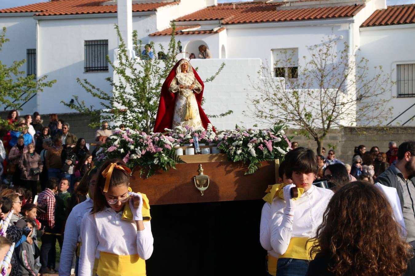 El Colegio «El Rodeo» celebró, ayer, una nueva edición de su Semana Santa infantil que, año tras año, se consolida como una de las citas imprescindibles del calendario cofrade jerezano. La iniciativa cuenta con la implicación de alumnos, padres y profesores, y muestra cómo los más pequeños comienzan a interiorizar los roles propios de quienes participan y hacen posible la Semana Santa del municipio: costaleros, capataces, nazarenos, agrupaciones musicales, mujeres ataviadas con mantilla negra, escoltas romanas, etc. La Agrupación Musical «Nuestro Padre Jesús Nazareno» y la Agrupación Musical «Maestro Sousa» de la OJE acompañaron con sus sones esta entrañable recreación.