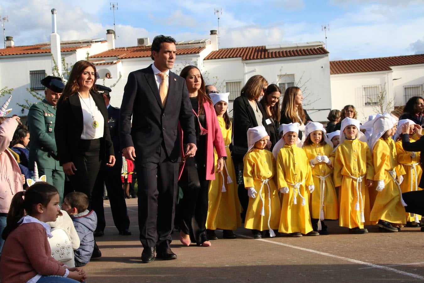 El Colegio «El Rodeo» celebró, ayer, una nueva edición de su Semana Santa infantil que, año tras año, se consolida como una de las citas imprescindibles del calendario cofrade jerezano. La iniciativa cuenta con la implicación de alumnos, padres y profesores, y muestra cómo los más pequeños comienzan a interiorizar los roles propios de quienes participan y hacen posible la Semana Santa del municipio: costaleros, capataces, nazarenos, agrupaciones musicales, mujeres ataviadas con mantilla negra, escoltas romanas, etc. La Agrupación Musical «Nuestro Padre Jesús Nazareno» y la Agrupación Musical «Maestro Sousa» de la OJE acompañaron con sus sones esta entrañable recreación.