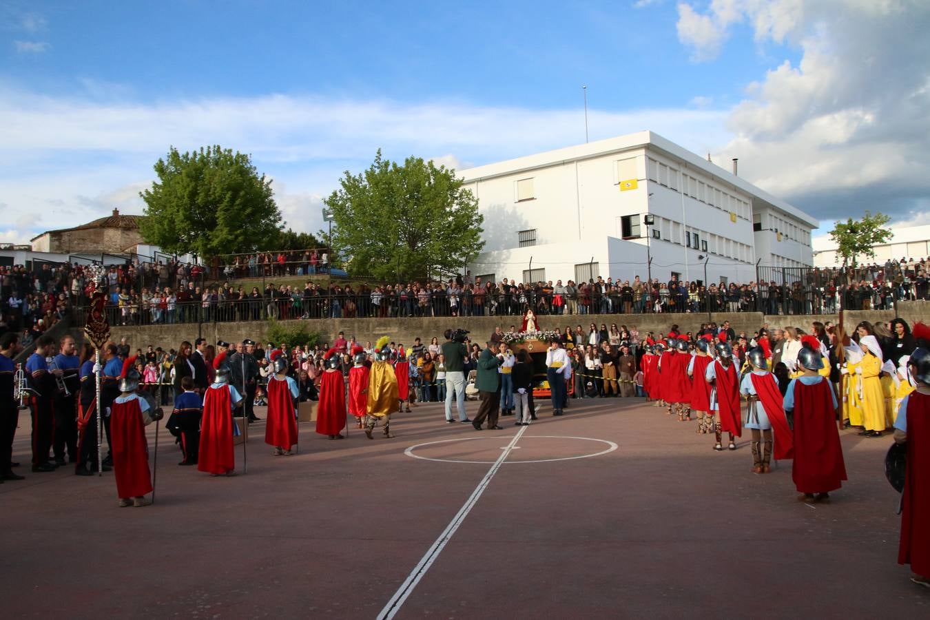 El Colegio «El Rodeo» celebró, ayer, una nueva edición de su Semana Santa infantil que, año tras año, se consolida como una de las citas imprescindibles del calendario cofrade jerezano. La iniciativa cuenta con la implicación de alumnos, padres y profesores, y muestra cómo los más pequeños comienzan a interiorizar los roles propios de quienes participan y hacen posible la Semana Santa del municipio: costaleros, capataces, nazarenos, agrupaciones musicales, mujeres ataviadas con mantilla negra, escoltas romanas, etc. La Agrupación Musical «Nuestro Padre Jesús Nazareno» y la Agrupación Musical «Maestro Sousa» de la OJE acompañaron con sus sones esta entrañable recreación.