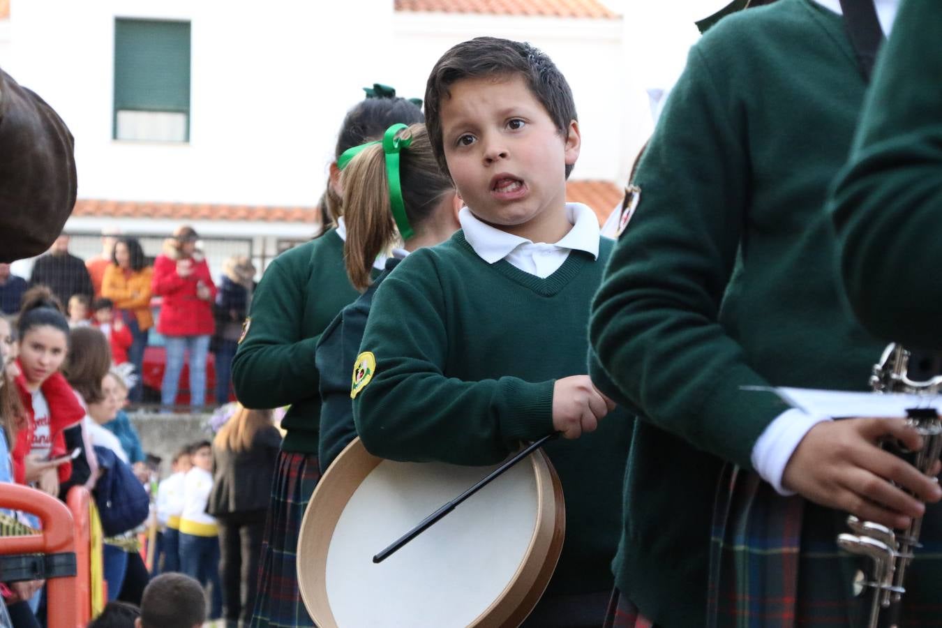 El Colegio «El Rodeo» celebró, ayer, una nueva edición de su Semana Santa infantil que, año tras año, se consolida como una de las citas imprescindibles del calendario cofrade jerezano. La iniciativa cuenta con la implicación de alumnos, padres y profesores, y muestra cómo los más pequeños comienzan a interiorizar los roles propios de quienes participan y hacen posible la Semana Santa del municipio: costaleros, capataces, nazarenos, agrupaciones musicales, mujeres ataviadas con mantilla negra, escoltas romanas, etc. La Agrupación Musical «Nuestro Padre Jesús Nazareno» y la Agrupación Musical «Maestro Sousa» de la OJE acompañaron con sus sones esta entrañable recreación.