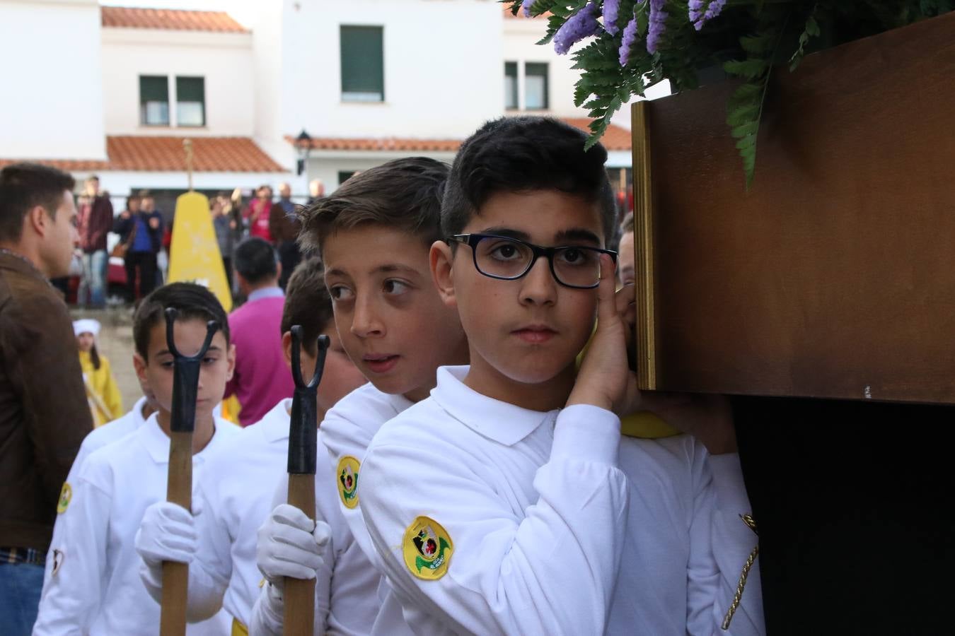 El Colegio «El Rodeo» celebró, ayer, una nueva edición de su Semana Santa infantil que, año tras año, se consolida como una de las citas imprescindibles del calendario cofrade jerezano. La iniciativa cuenta con la implicación de alumnos, padres y profesores, y muestra cómo los más pequeños comienzan a interiorizar los roles propios de quienes participan y hacen posible la Semana Santa del municipio: costaleros, capataces, nazarenos, agrupaciones musicales, mujeres ataviadas con mantilla negra, escoltas romanas, etc. La Agrupación Musical «Nuestro Padre Jesús Nazareno» y la Agrupación Musical «Maestro Sousa» de la OJE acompañaron con sus sones esta entrañable recreación.