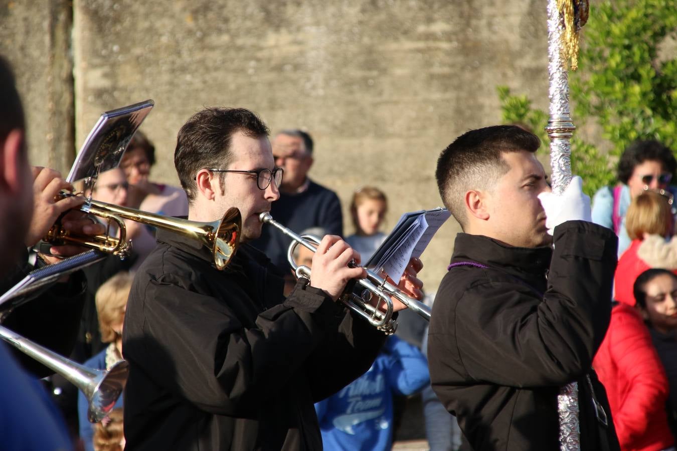 El Colegio «El Rodeo» celebró, ayer, una nueva edición de su Semana Santa infantil que, año tras año, se consolida como una de las citas imprescindibles del calendario cofrade jerezano. La iniciativa cuenta con la implicación de alumnos, padres y profesores, y muestra cómo los más pequeños comienzan a interiorizar los roles propios de quienes participan y hacen posible la Semana Santa del municipio: costaleros, capataces, nazarenos, agrupaciones musicales, mujeres ataviadas con mantilla negra, escoltas romanas, etc. La Agrupación Musical «Nuestro Padre Jesús Nazareno» y la Agrupación Musical «Maestro Sousa» de la OJE acompañaron con sus sones esta entrañable recreación.