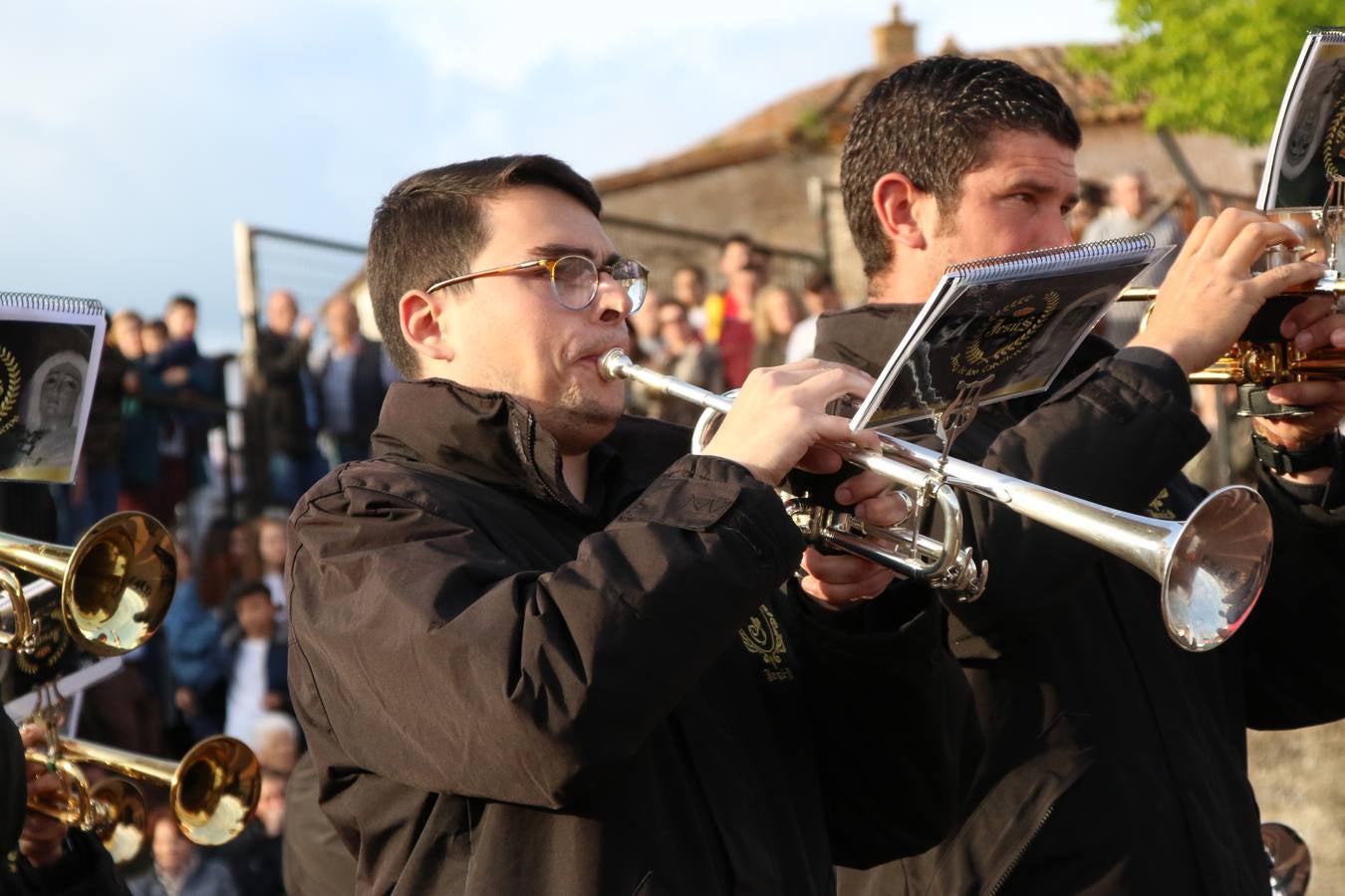 El Colegio «El Rodeo» celebró, ayer, una nueva edición de su Semana Santa infantil que, año tras año, se consolida como una de las citas imprescindibles del calendario cofrade jerezano. La iniciativa cuenta con la implicación de alumnos, padres y profesores, y muestra cómo los más pequeños comienzan a interiorizar los roles propios de quienes participan y hacen posible la Semana Santa del municipio: costaleros, capataces, nazarenos, agrupaciones musicales, mujeres ataviadas con mantilla negra, escoltas romanas, etc. La Agrupación Musical «Nuestro Padre Jesús Nazareno» y la Agrupación Musical «Maestro Sousa» de la OJE acompañaron con sus sones esta entrañable recreación.