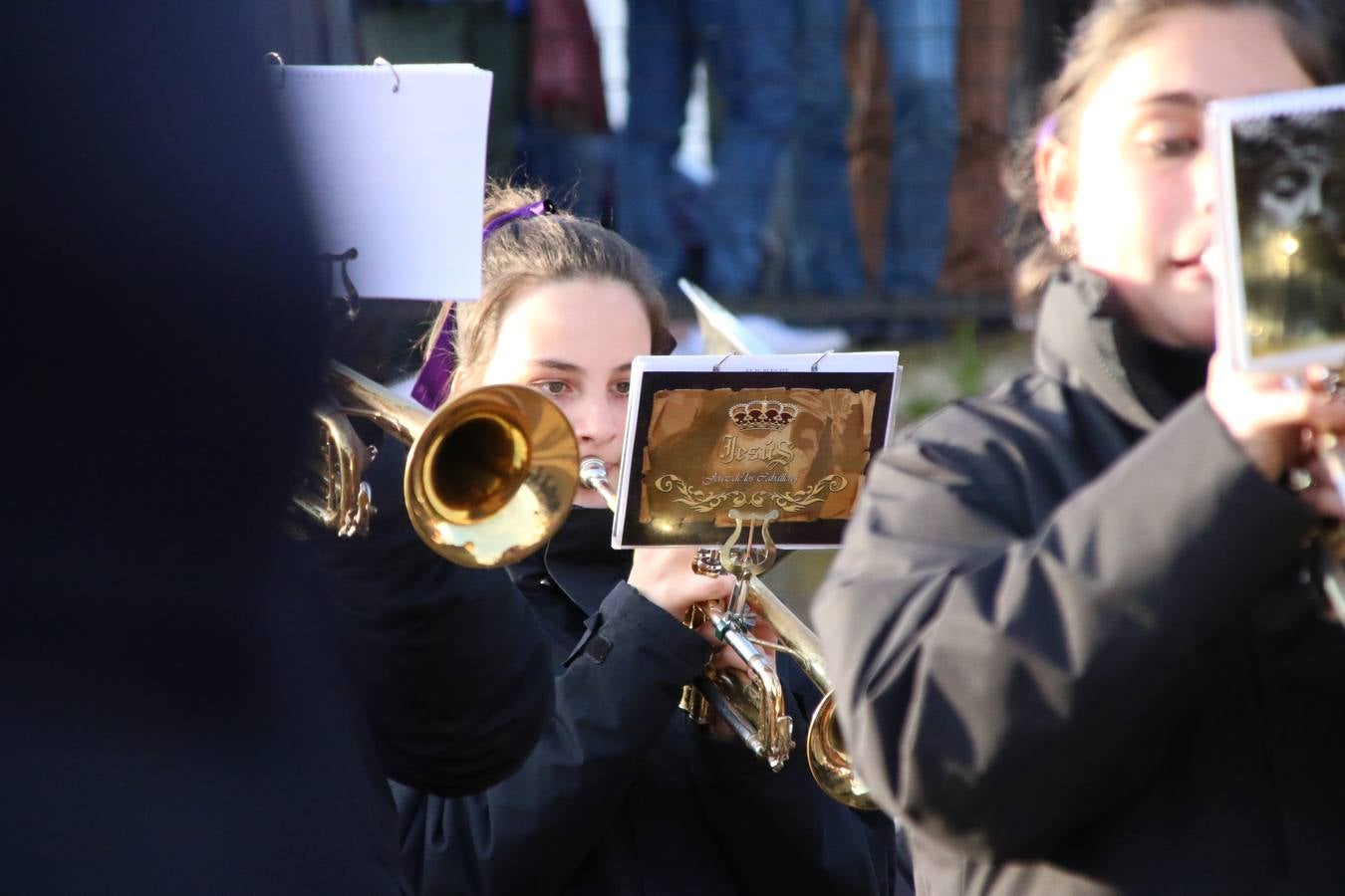 El Colegio «El Rodeo» celebró, ayer, una nueva edición de su Semana Santa infantil que, año tras año, se consolida como una de las citas imprescindibles del calendario cofrade jerezano. La iniciativa cuenta con la implicación de alumnos, padres y profesores, y muestra cómo los más pequeños comienzan a interiorizar los roles propios de quienes participan y hacen posible la Semana Santa del municipio: costaleros, capataces, nazarenos, agrupaciones musicales, mujeres ataviadas con mantilla negra, escoltas romanas, etc. La Agrupación Musical «Nuestro Padre Jesús Nazareno» y la Agrupación Musical «Maestro Sousa» de la OJE acompañaron con sus sones esta entrañable recreación.