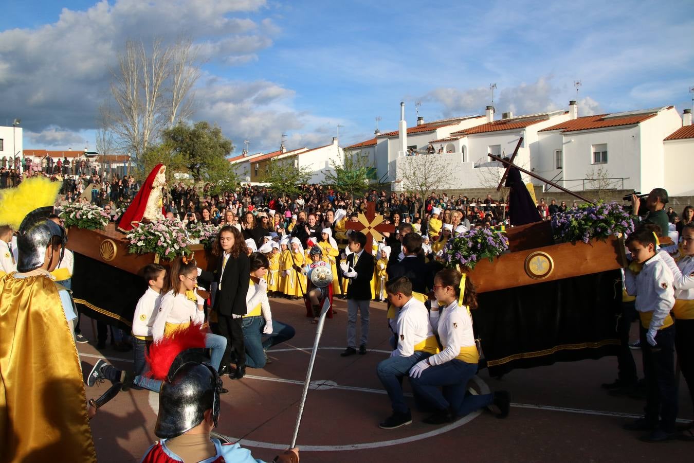 El Colegio «El Rodeo» celebró, ayer, una nueva edición de su Semana Santa infantil que, año tras año, se consolida como una de las citas imprescindibles del calendario cofrade jerezano. La iniciativa cuenta con la implicación de alumnos, padres y profesores, y muestra cómo los más pequeños comienzan a interiorizar los roles propios de quienes participan y hacen posible la Semana Santa del municipio: costaleros, capataces, nazarenos, agrupaciones musicales, mujeres ataviadas con mantilla negra, escoltas romanas, etc. La Agrupación Musical «Nuestro Padre Jesús Nazareno» y la Agrupación Musical «Maestro Sousa» de la OJE acompañaron con sus sones esta entrañable recreación.