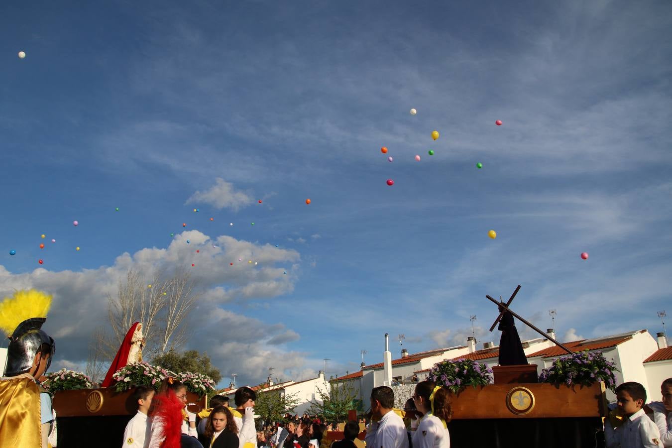 El Colegio «El Rodeo» celebró, ayer, una nueva edición de su Semana Santa infantil que, año tras año, se consolida como una de las citas imprescindibles del calendario cofrade jerezano. La iniciativa cuenta con la implicación de alumnos, padres y profesores, y muestra cómo los más pequeños comienzan a interiorizar los roles propios de quienes participan y hacen posible la Semana Santa del municipio: costaleros, capataces, nazarenos, agrupaciones musicales, mujeres ataviadas con mantilla negra, escoltas romanas, etc. La Agrupación Musical «Nuestro Padre Jesús Nazareno» y la Agrupación Musical «Maestro Sousa» de la OJE acompañaron con sus sones esta entrañable recreación.