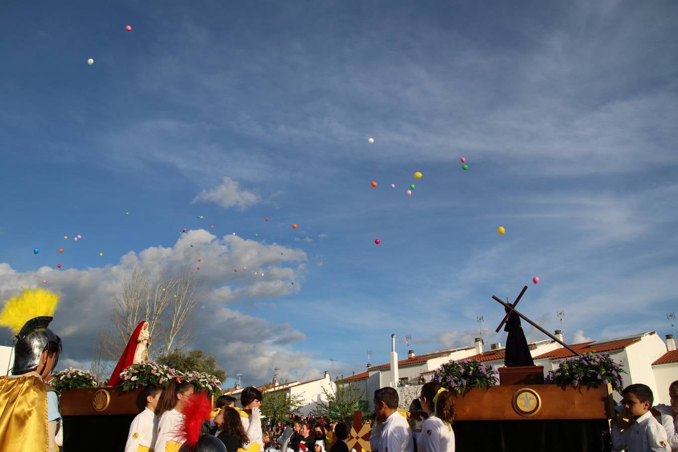 El Colegio «El Rodeo» celebró, ayer, una nueva edición de su Semana Santa infantil que, año tras año, se consolida como una de las citas imprescindibles del calendario cofrade jerezano. La iniciativa cuenta con la implicación de alumnos, padres y profesores, y muestra cómo los más pequeños comienzan a interiorizar los roles propios de quienes participan y hacen posible la Semana Santa del municipio: costaleros, capataces, nazarenos, agrupaciones musicales, mujeres ataviadas con mantilla negra, escoltas romanas, etc. La Agrupación Musical «Nuestro Padre Jesús Nazareno» y la Agrupación Musical «Maestro Sousa» de la OJE acompañaron con sus sones esta entrañable recreación.
