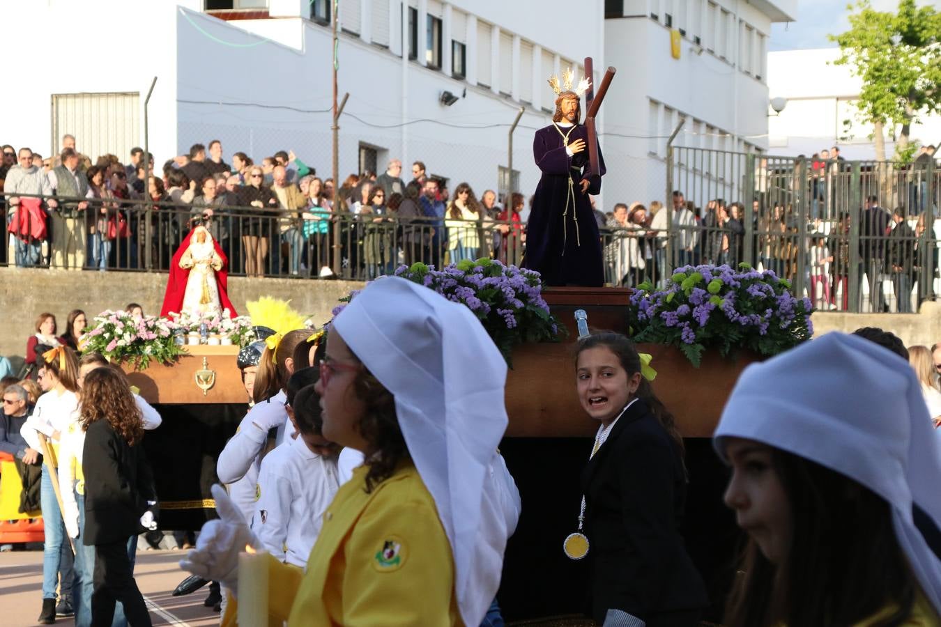 El Colegio «El Rodeo» celebró, ayer, una nueva edición de su Semana Santa infantil que, año tras año, se consolida como una de las citas imprescindibles del calendario cofrade jerezano. La iniciativa cuenta con la implicación de alumnos, padres y profesores, y muestra cómo los más pequeños comienzan a interiorizar los roles propios de quienes participan y hacen posible la Semana Santa del municipio: costaleros, capataces, nazarenos, agrupaciones musicales, mujeres ataviadas con mantilla negra, escoltas romanas, etc. La Agrupación Musical «Nuestro Padre Jesús Nazareno» y la Agrupación Musical «Maestro Sousa» de la OJE acompañaron con sus sones esta entrañable recreación.
