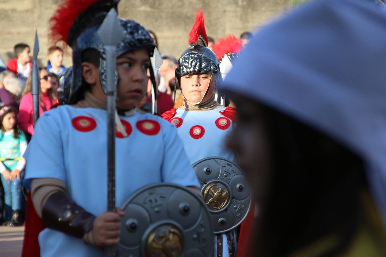 El Colegio «El Rodeo» celebró, ayer, una nueva edición de su Semana Santa infantil que, año tras año, se consolida como una de las citas imprescindibles del calendario cofrade jerezano. La iniciativa cuenta con la implicación de alumnos, padres y profesores, y muestra cómo los más pequeños comienzan a interiorizar los roles propios de quienes participan y hacen posible la Semana Santa del municipio: costaleros, capataces, nazarenos, agrupaciones musicales, mujeres ataviadas con mantilla negra, escoltas romanas, etc. La Agrupación Musical «Nuestro Padre Jesús Nazareno» y la Agrupación Musical «Maestro Sousa» de la OJE acompañaron con sus sones esta entrañable recreación.