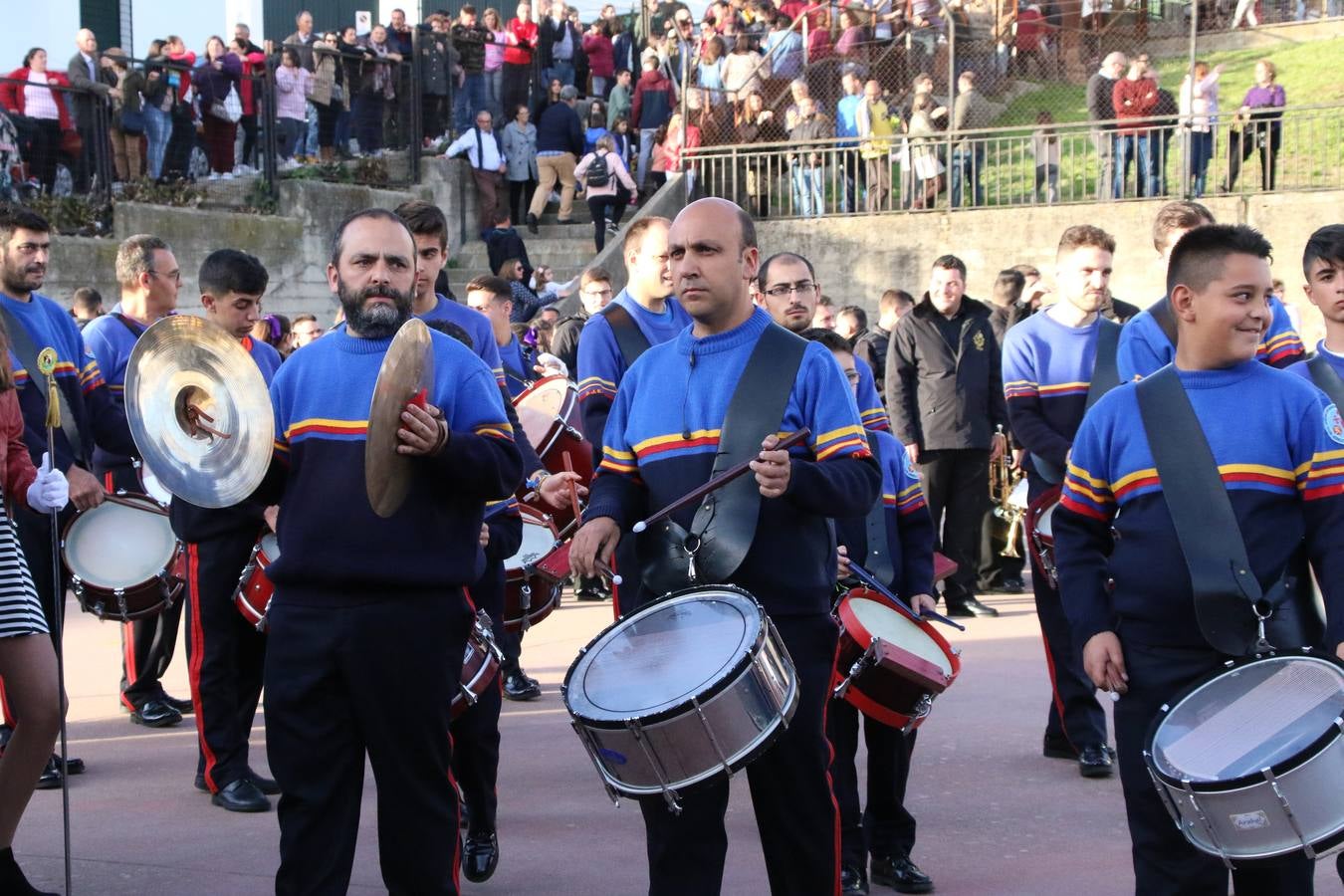 El Colegio «El Rodeo» celebró, ayer, una nueva edición de su Semana Santa infantil que, año tras año, se consolida como una de las citas imprescindibles del calendario cofrade jerezano. La iniciativa cuenta con la implicación de alumnos, padres y profesores, y muestra cómo los más pequeños comienzan a interiorizar los roles propios de quienes participan y hacen posible la Semana Santa del municipio: costaleros, capataces, nazarenos, agrupaciones musicales, mujeres ataviadas con mantilla negra, escoltas romanas, etc. La Agrupación Musical «Nuestro Padre Jesús Nazareno» y la Agrupación Musical «Maestro Sousa» de la OJE acompañaron con sus sones esta entrañable recreación.