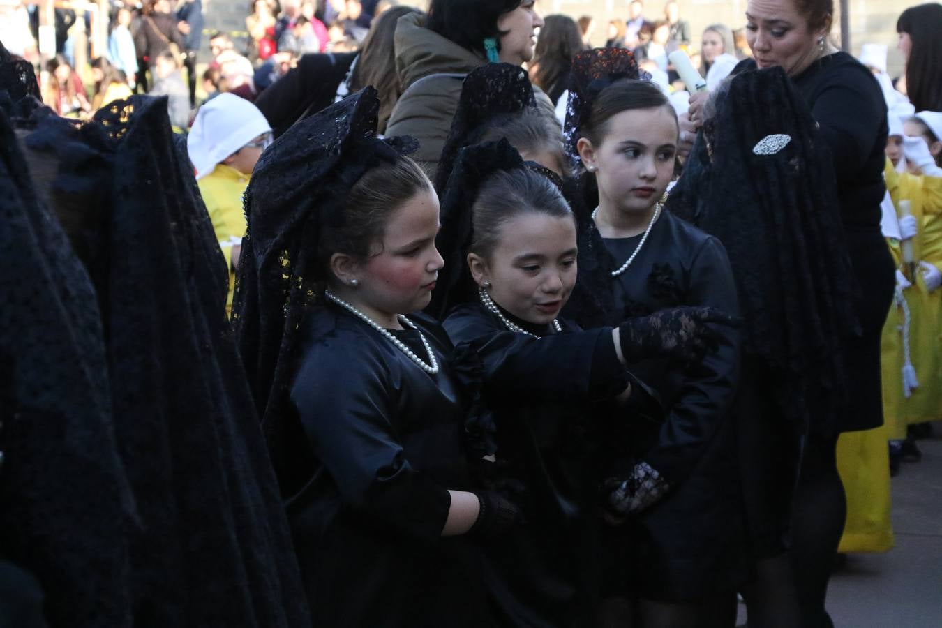 El Colegio «El Rodeo» celebró, ayer, una nueva edición de su Semana Santa infantil que, año tras año, se consolida como una de las citas imprescindibles del calendario cofrade jerezano. La iniciativa cuenta con la implicación de alumnos, padres y profesores, y muestra cómo los más pequeños comienzan a interiorizar los roles propios de quienes participan y hacen posible la Semana Santa del municipio: costaleros, capataces, nazarenos, agrupaciones musicales, mujeres ataviadas con mantilla negra, escoltas romanas, etc. La Agrupación Musical «Nuestro Padre Jesús Nazareno» y la Agrupación Musical «Maestro Sousa» de la OJE acompañaron con sus sones esta entrañable recreación.
