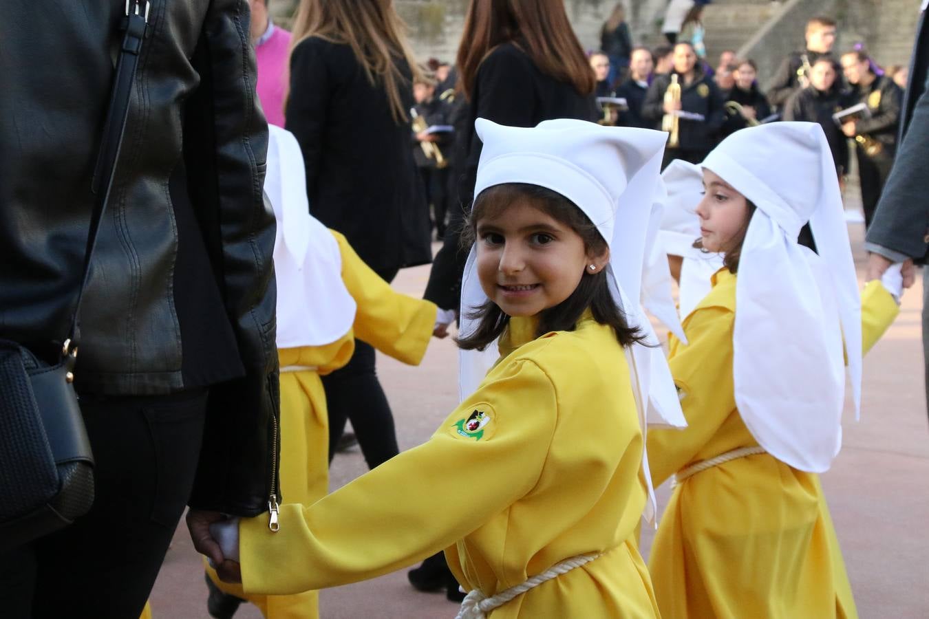 El Colegio «El Rodeo» celebró, ayer, una nueva edición de su Semana Santa infantil que, año tras año, se consolida como una de las citas imprescindibles del calendario cofrade jerezano. La iniciativa cuenta con la implicación de alumnos, padres y profesores, y muestra cómo los más pequeños comienzan a interiorizar los roles propios de quienes participan y hacen posible la Semana Santa del municipio: costaleros, capataces, nazarenos, agrupaciones musicales, mujeres ataviadas con mantilla negra, escoltas romanas, etc. La Agrupación Musical «Nuestro Padre Jesús Nazareno» y la Agrupación Musical «Maestro Sousa» de la OJE acompañaron con sus sones esta entrañable recreación.