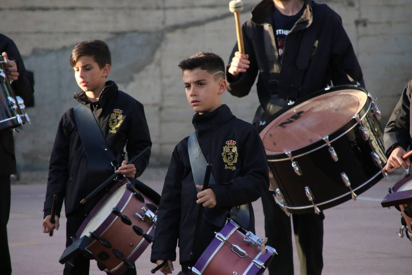 El Colegio «El Rodeo» celebró, ayer, una nueva edición de su Semana Santa infantil que, año tras año, se consolida como una de las citas imprescindibles del calendario cofrade jerezano. La iniciativa cuenta con la implicación de alumnos, padres y profesores, y muestra cómo los más pequeños comienzan a interiorizar los roles propios de quienes participan y hacen posible la Semana Santa del municipio: costaleros, capataces, nazarenos, agrupaciones musicales, mujeres ataviadas con mantilla negra, escoltas romanas, etc. La Agrupación Musical «Nuestro Padre Jesús Nazareno» y la Agrupación Musical «Maestro Sousa» de la OJE acompañaron con sus sones esta entrañable recreación.