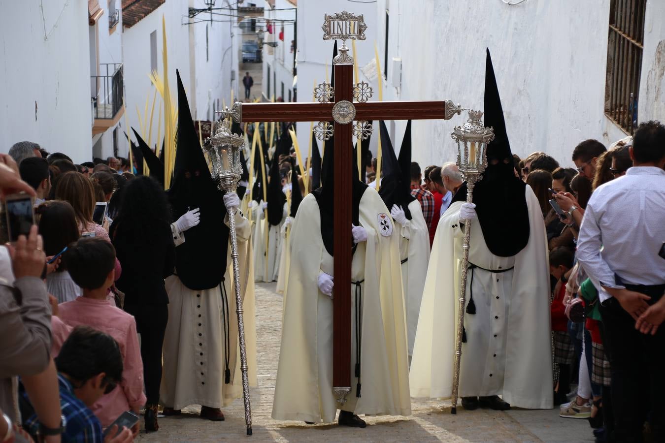 Jerez de los Caballeros vivió, ayer, sus primeros pálpitos de alegría y emoción al paso de 'La Borriquita' y 'Nuestra Señora del Rosario'. La Cofradía de 'Santo Domingo de Guzmán y Nuestra Señora del Rosario' fue la encargada de abrir los desfiles procesionales de la Semana de Pasión jerezana, convirtiéndose, así, en la primera cofradía en aunar fervor y devoción por las calles del municipio.