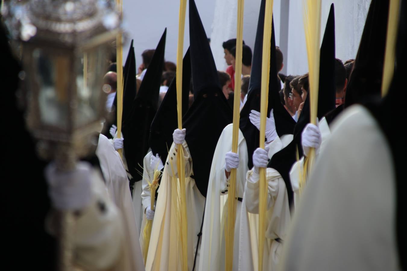 Jerez de los Caballeros vivió, ayer, sus primeros pálpitos de alegría y emoción al paso de 'La Borriquita' y 'Nuestra Señora del Rosario'. La Cofradía de 'Santo Domingo de Guzmán y Nuestra Señora del Rosario' fue la encargada de abrir los desfiles procesionales de la Semana de Pasión jerezana, convirtiéndose, así, en la primera cofradía en aunar fervor y devoción por las calles del municipio.